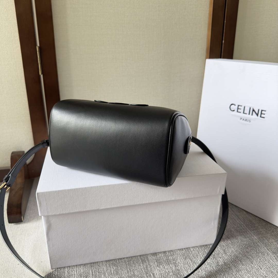 Celine Small Boston Cuir Triomphe aus glattem Kalbsleder in Schwarz - EUR FASHION