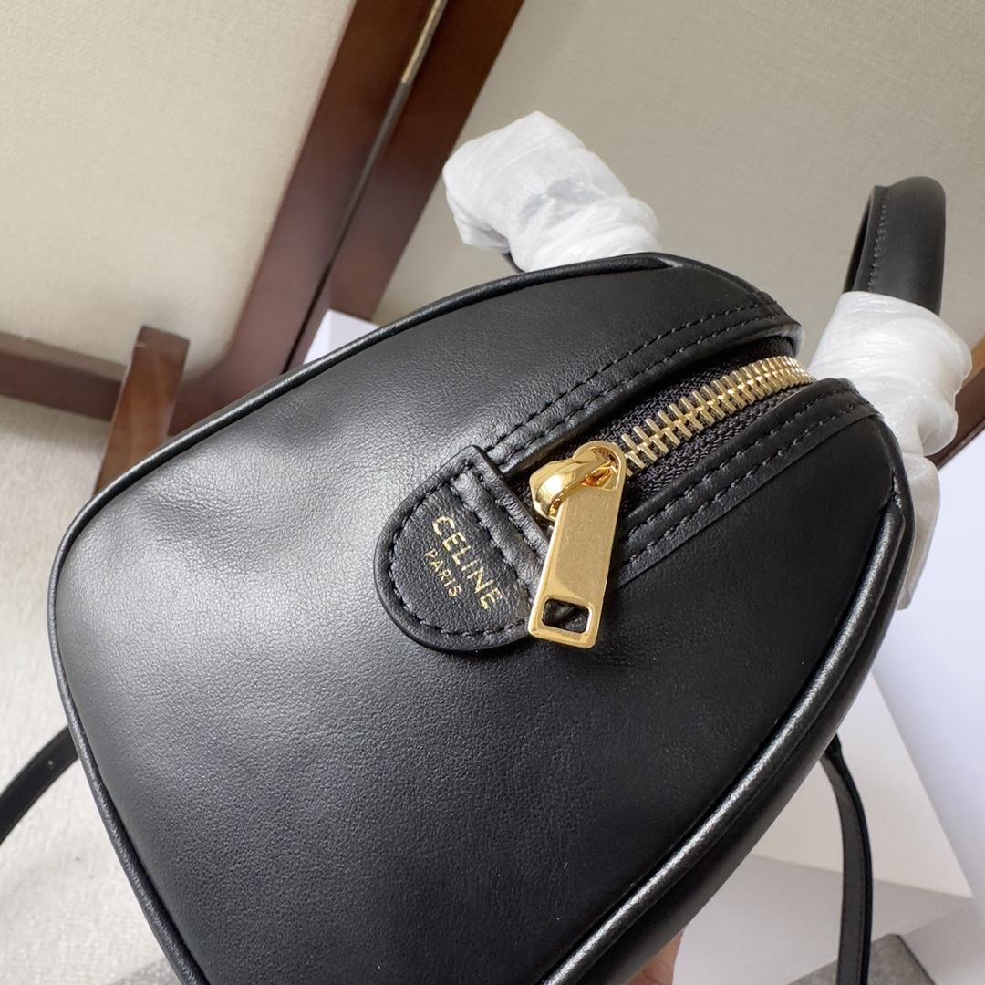Celine Small Boston Cuir Triomphe aus glattem Kalbsleder in Schwarz - EUR FASHION