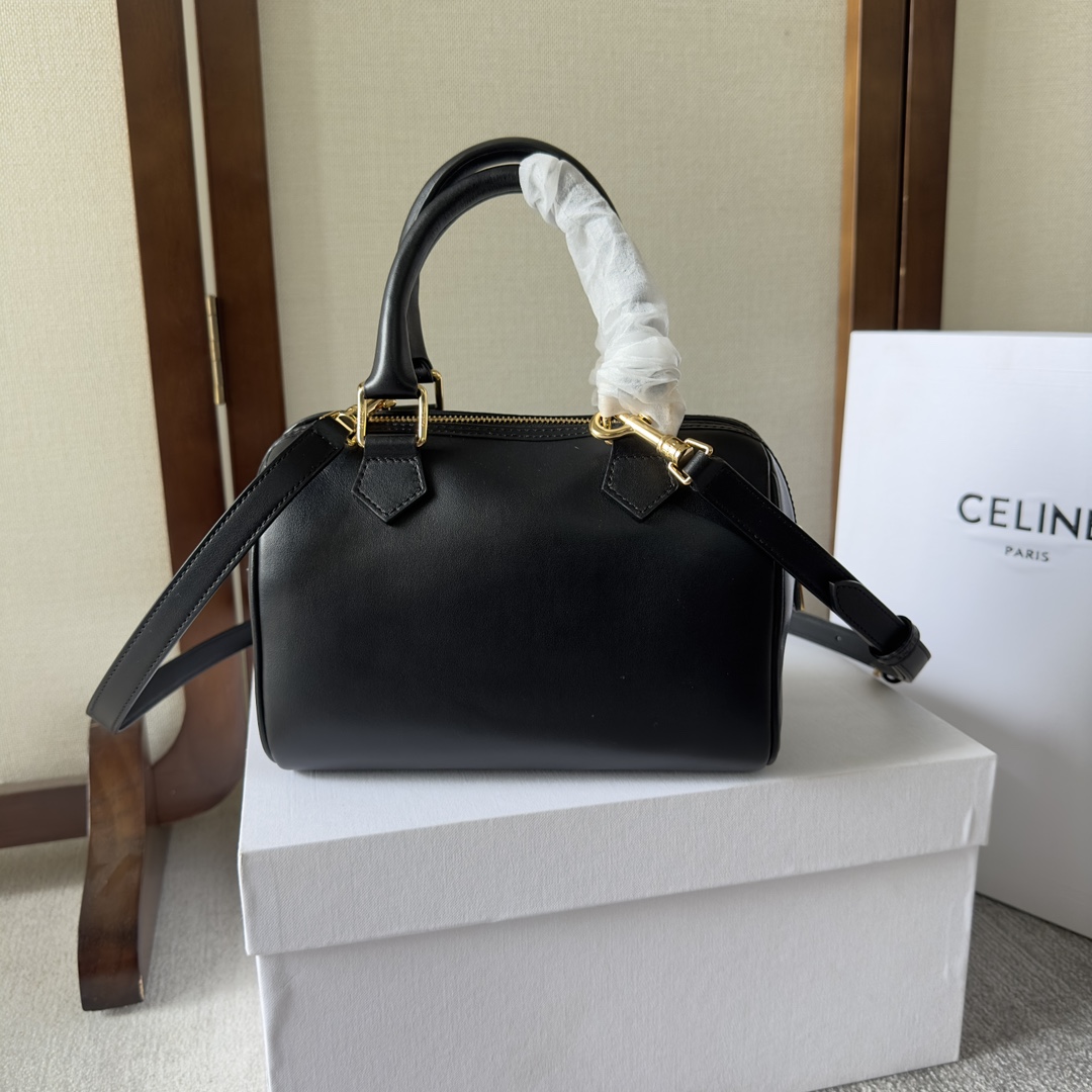Celine Small Boston Cuir Triomphe aus glattem Kalbsleder in Schwarz - EUR FASHION