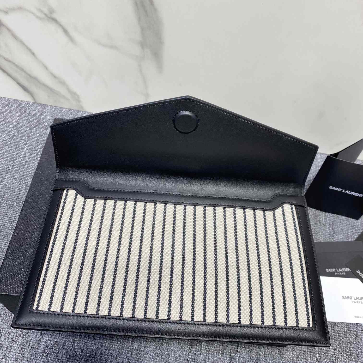 Saint Laurent Uptown gestreifte Clutch mit Umschlag (27 x 16 x 2 cm) - EUR FASHION