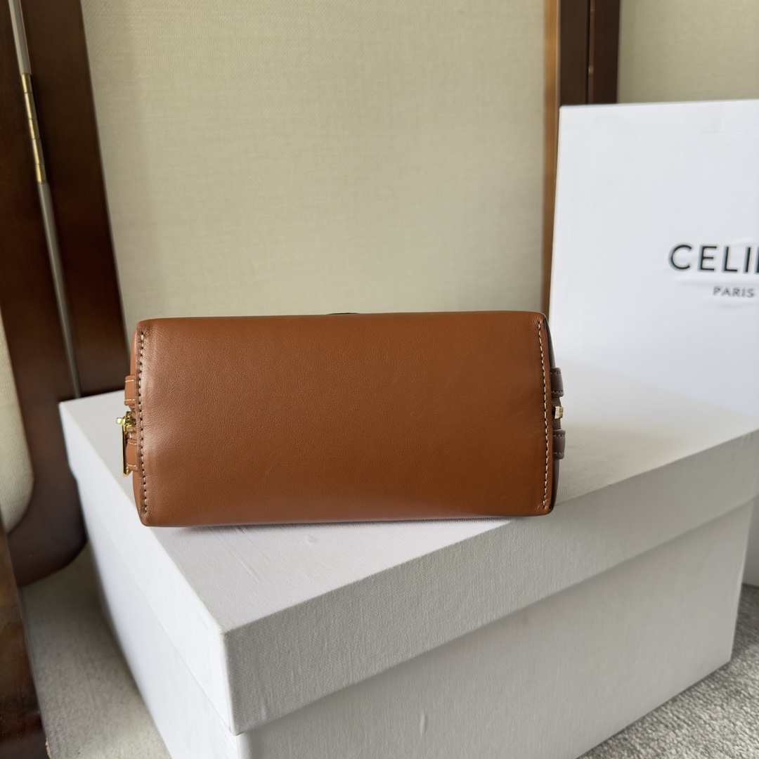 Celine Clutch On Chain Cuir Triomphe aus glattem Kalbsleder in Hellbraun - EUR FASHION