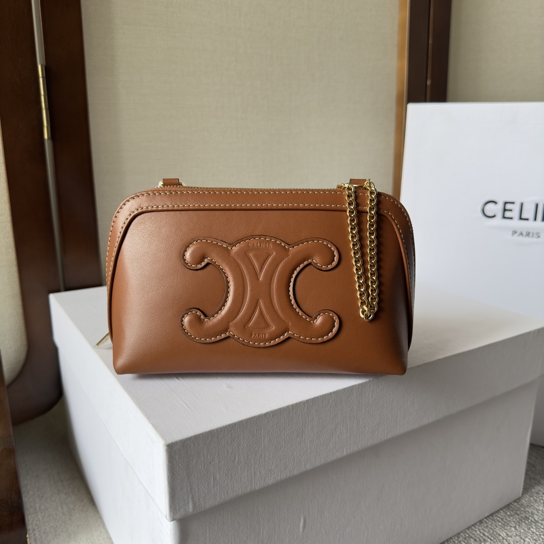 Celine Clutch On Chain Cuir Triomphe aus glattem Kalbsleder in Hellbraun - EUR FASHION