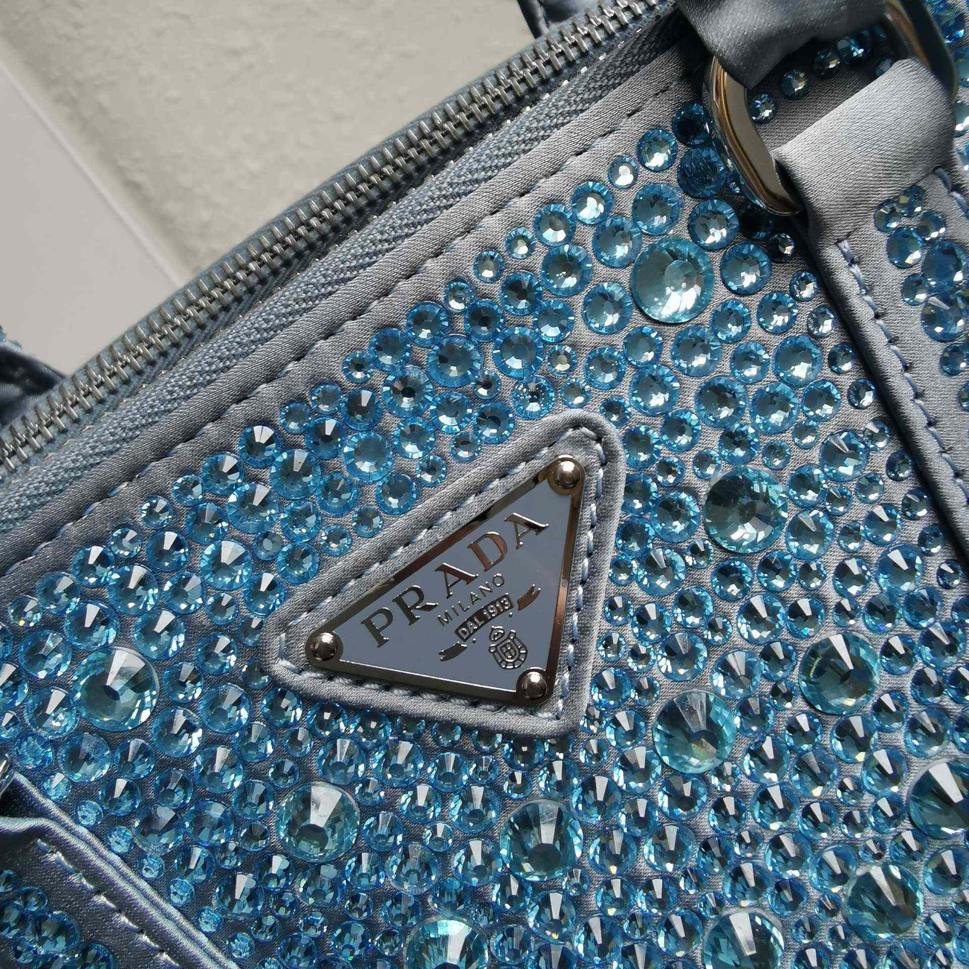 Prada Galleria Mini-Tasche aus Satin mit Kristallen - EUR FASHION