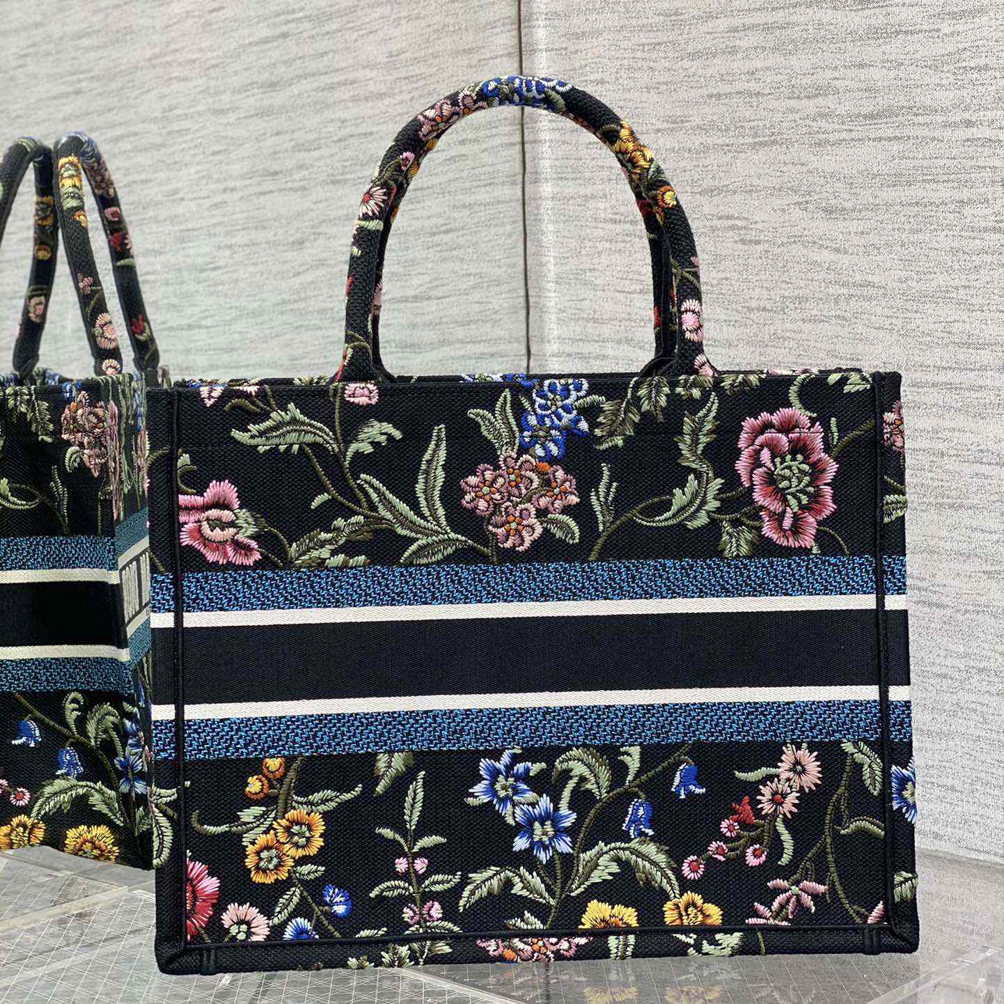 Mittlere Dior-Buchtasche von Dior - EUR FASHION