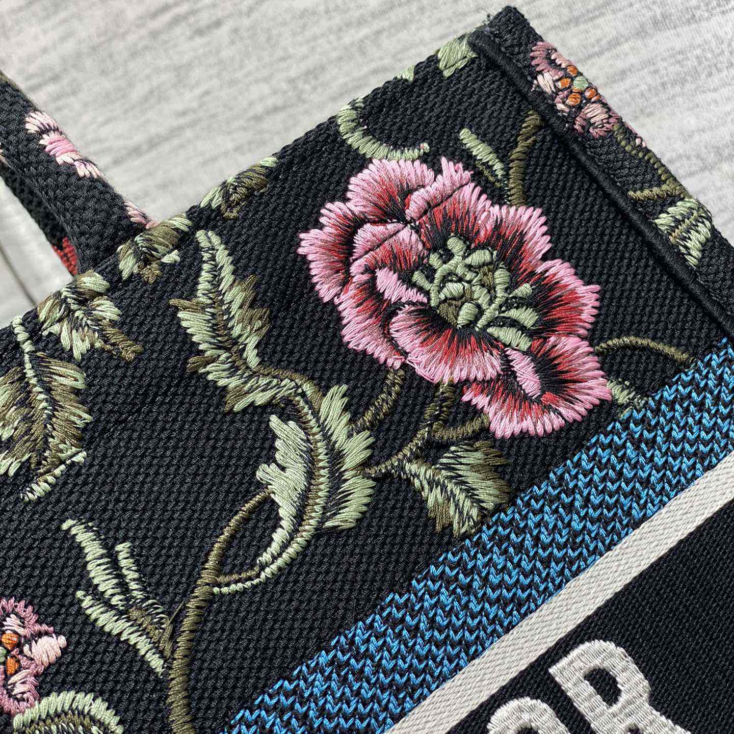 Mittlere Dior-Buchtasche von Dior - EUR FASHION