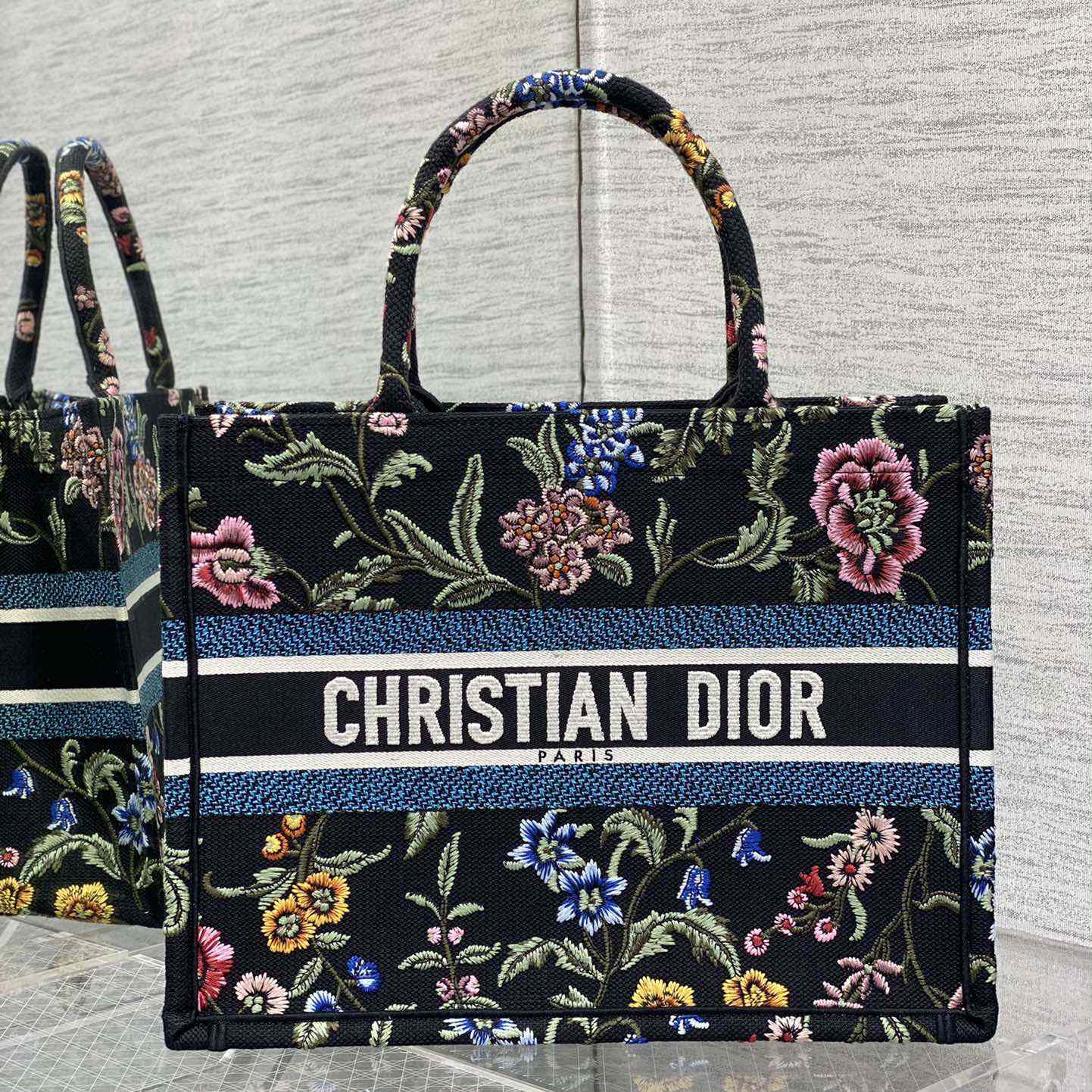 Mittlere Dior-Buchtasche von Dior - EUR FASHION