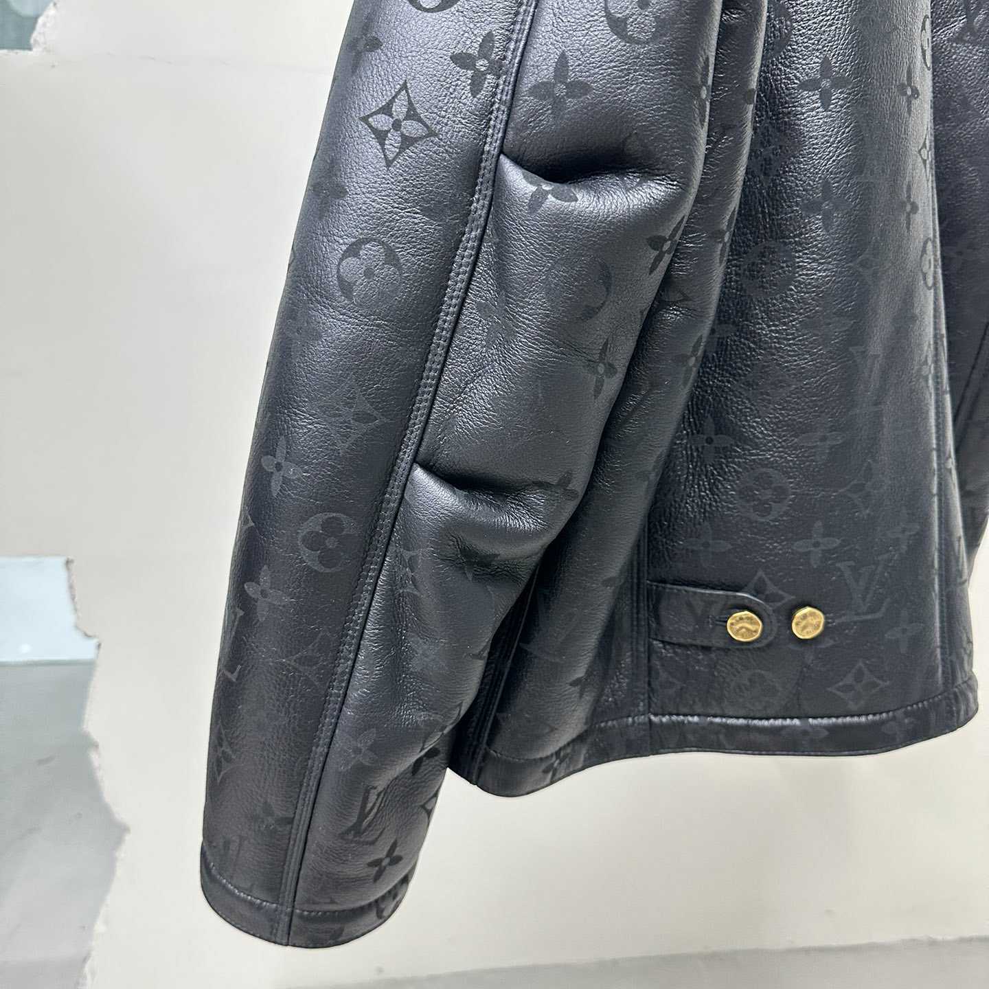 Louis Vuitton Lammfell-Jacke mit geprägtem Monogramm 1AAU29 - EUR FASHION