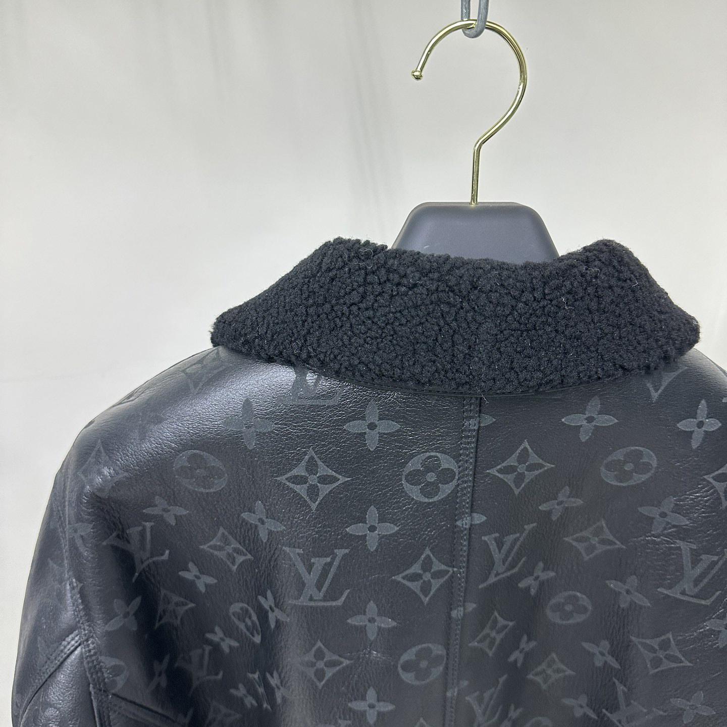 Louis Vuitton Lammfell-Jacke mit geprägtem Monogramm 1AAU29 - EUR FASHION