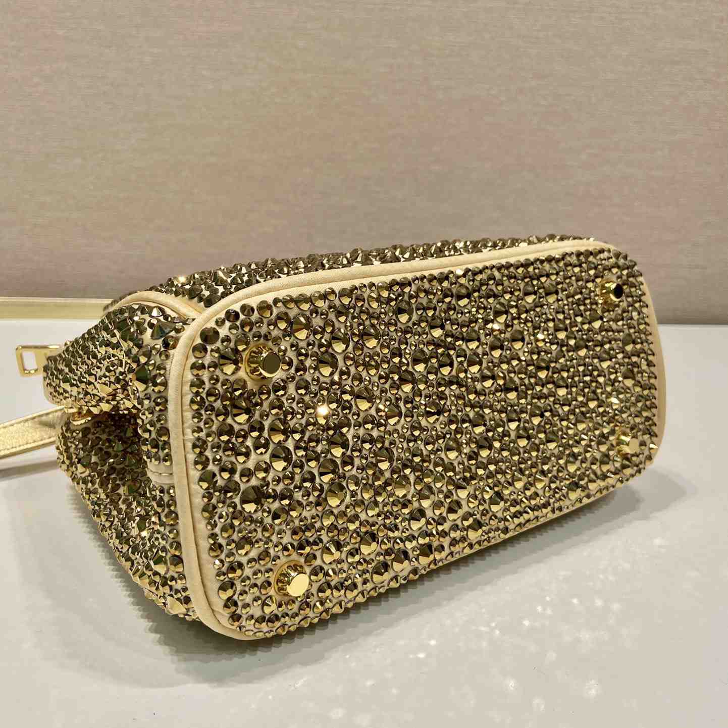 Prada Galleria Minitasche aus Satin mit Kristallen - EUR FASHION