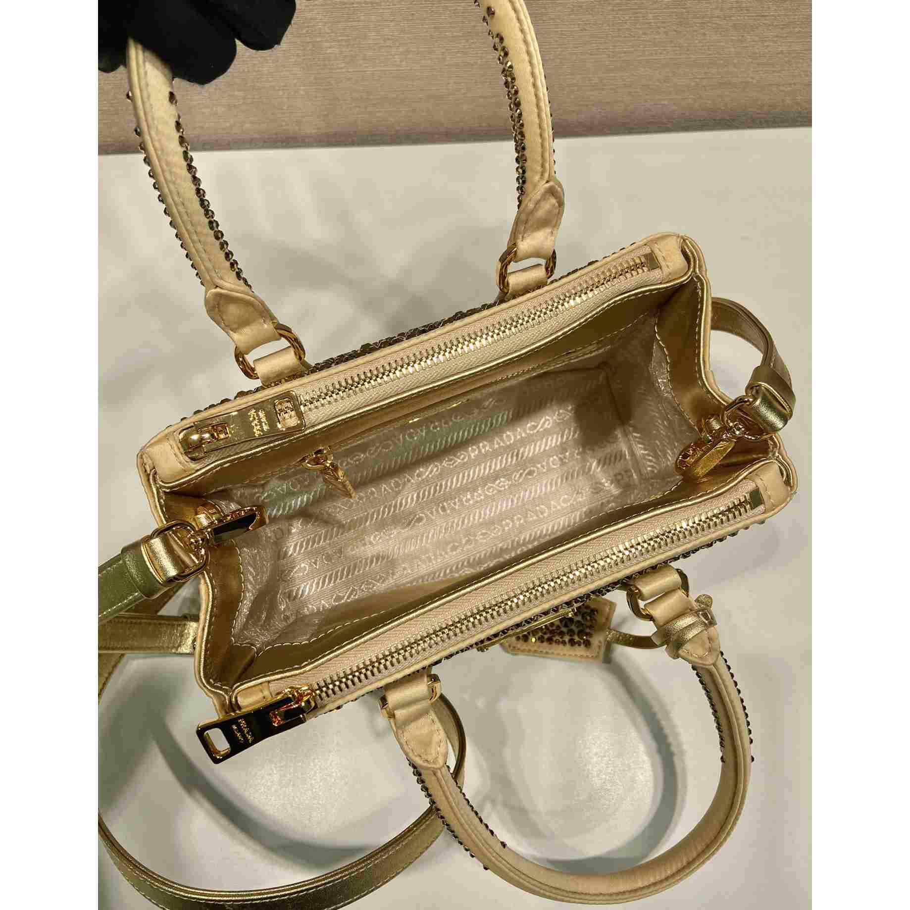 Prada Galleria Minitasche aus Satin mit Kristallen - EUR FASHION