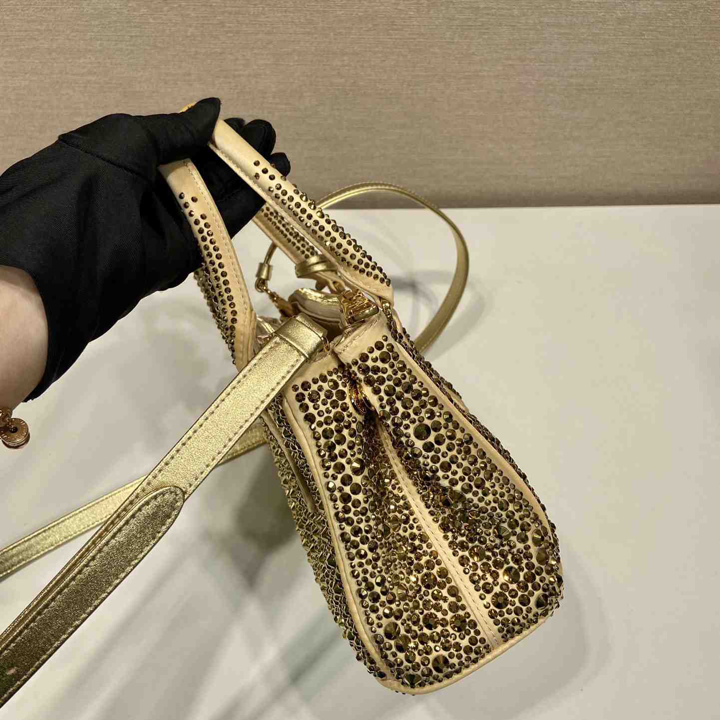 Prada Galleria Minitasche aus Satin mit Kristallen - EUR FASHION