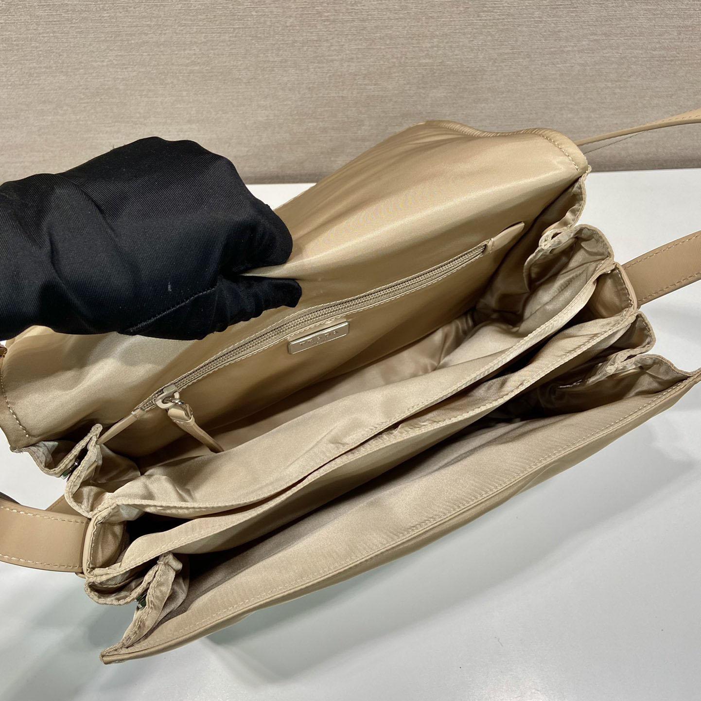 Kleine gepolsterte Prada-Umhängetasche aus Re-Nylon - EUR FASHION
