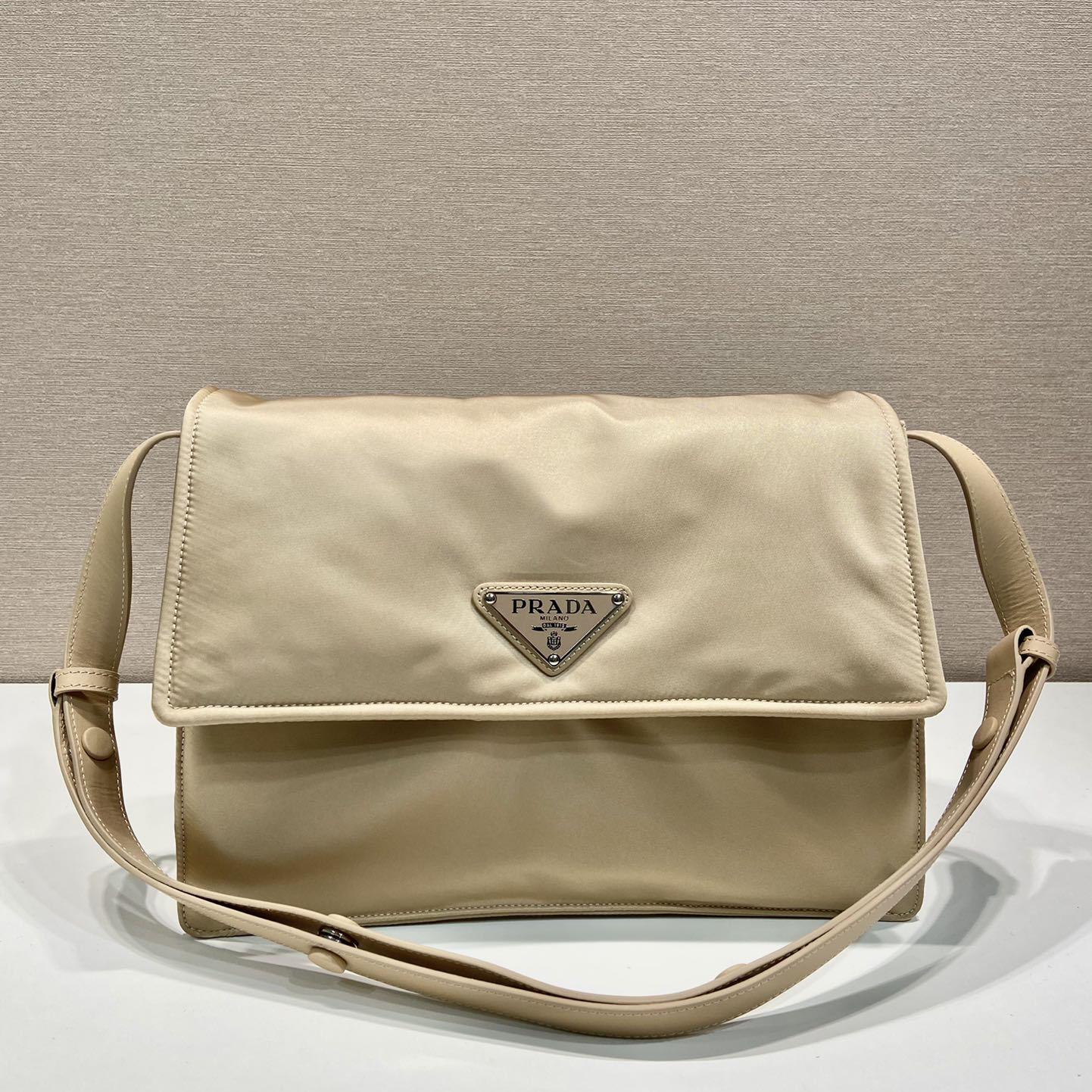 Kleine gepolsterte Prada-Umhängetasche aus Re-Nylon - EUR FASHION