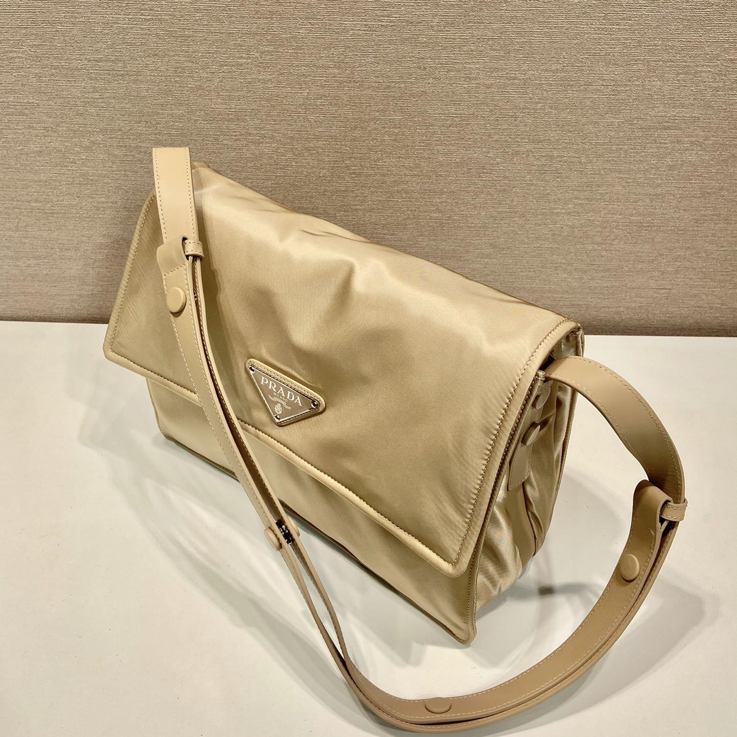 Kleine gepolsterte Prada-Umhängetasche aus Re-Nylon - EUR FASHION