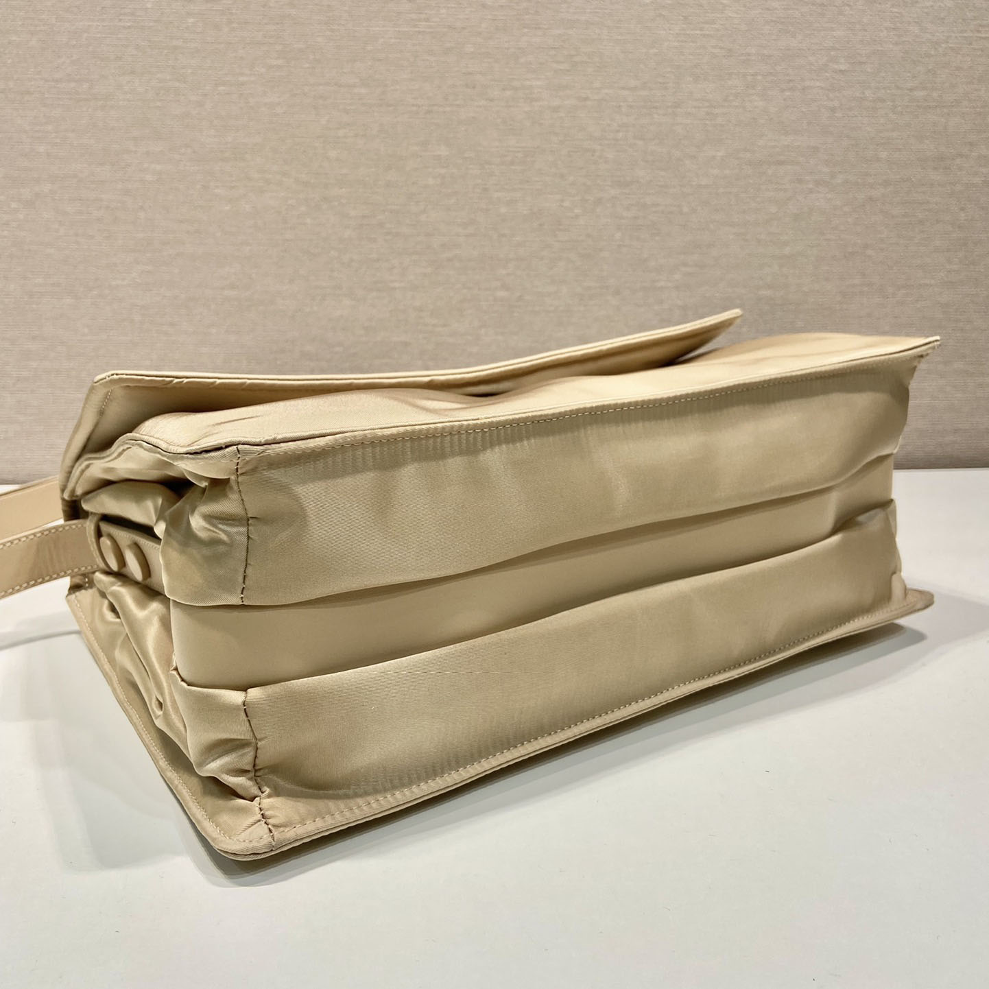 Kleine gepolsterte Prada-Umhängetasche aus Re-Nylon - EUR FASHION