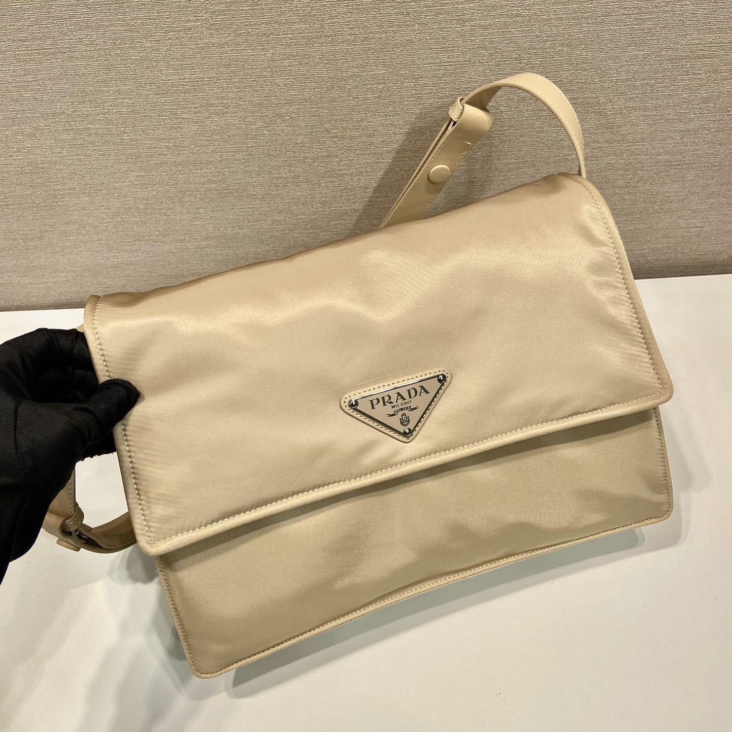 Kleine gepolsterte Prada-Umhängetasche aus Re-Nylon - EUR FASHION