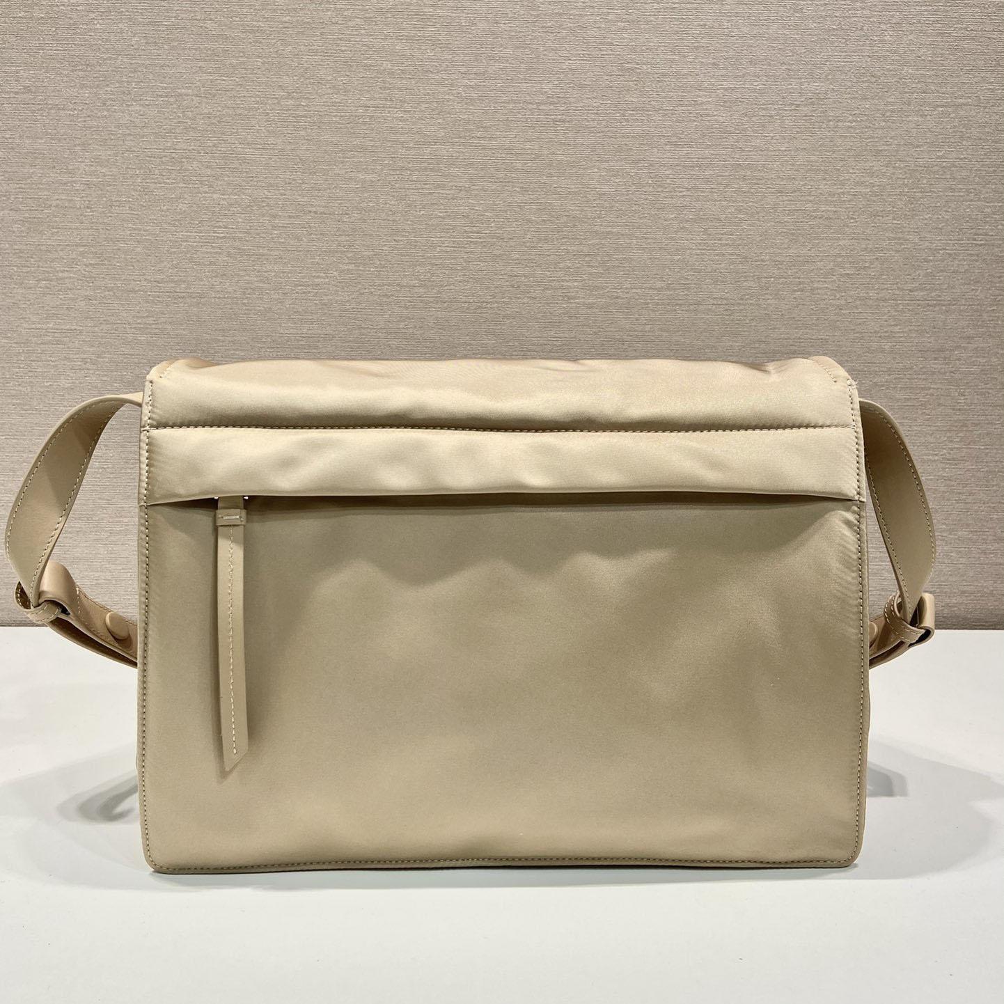 Kleine gepolsterte Prada-Umhängetasche aus Re-Nylon - EUR FASHION