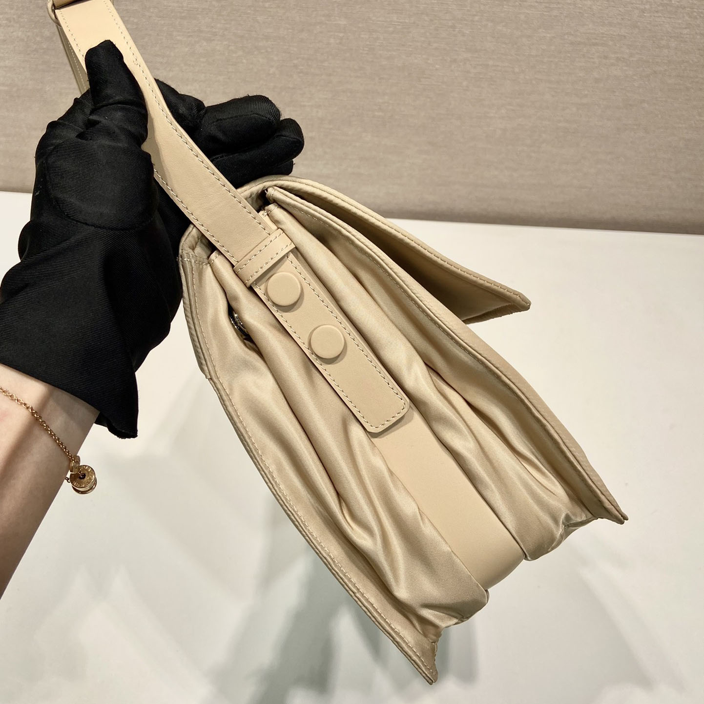 Kleine gepolsterte Prada-Umhängetasche aus Re-Nylon - EUR FASHION