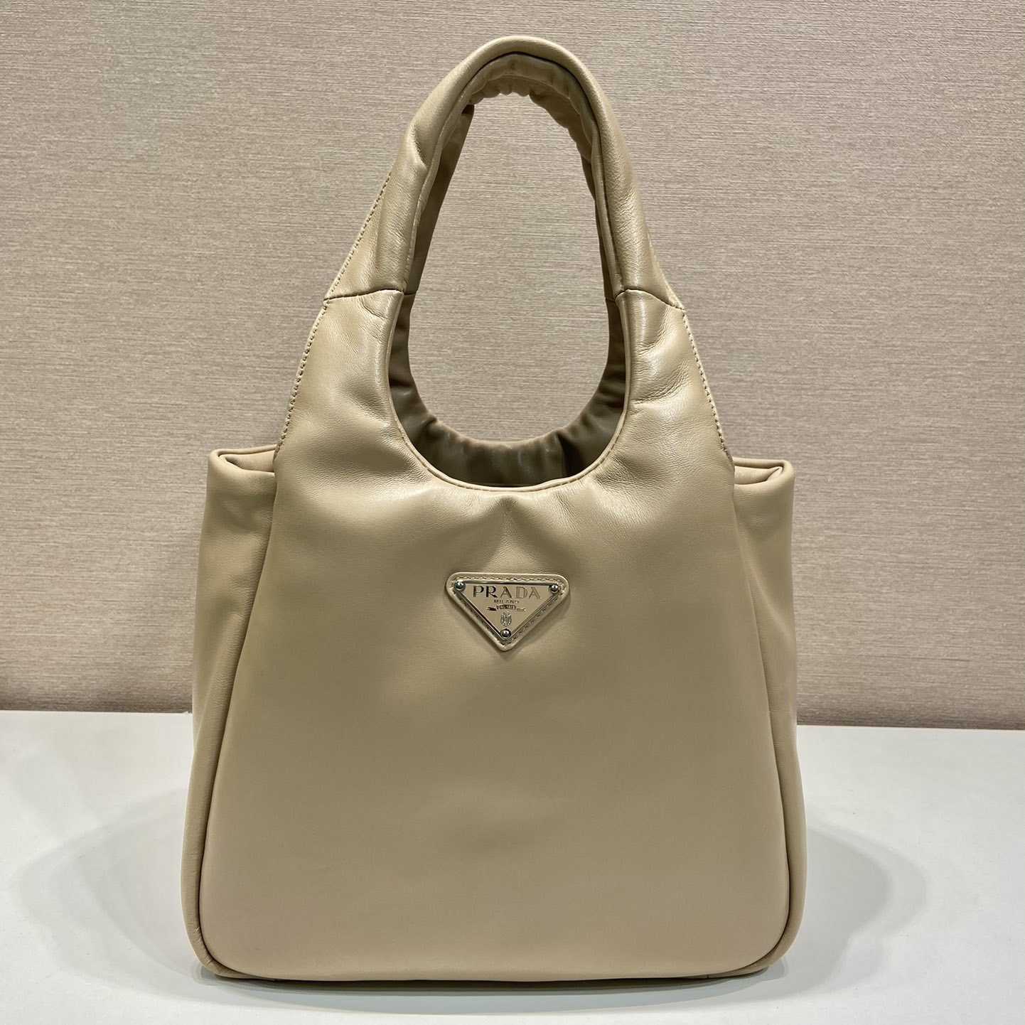 Prada Mittelgroße gepolsterte Prada-Tasche aus weichem Nappaleder - EUR FASHION