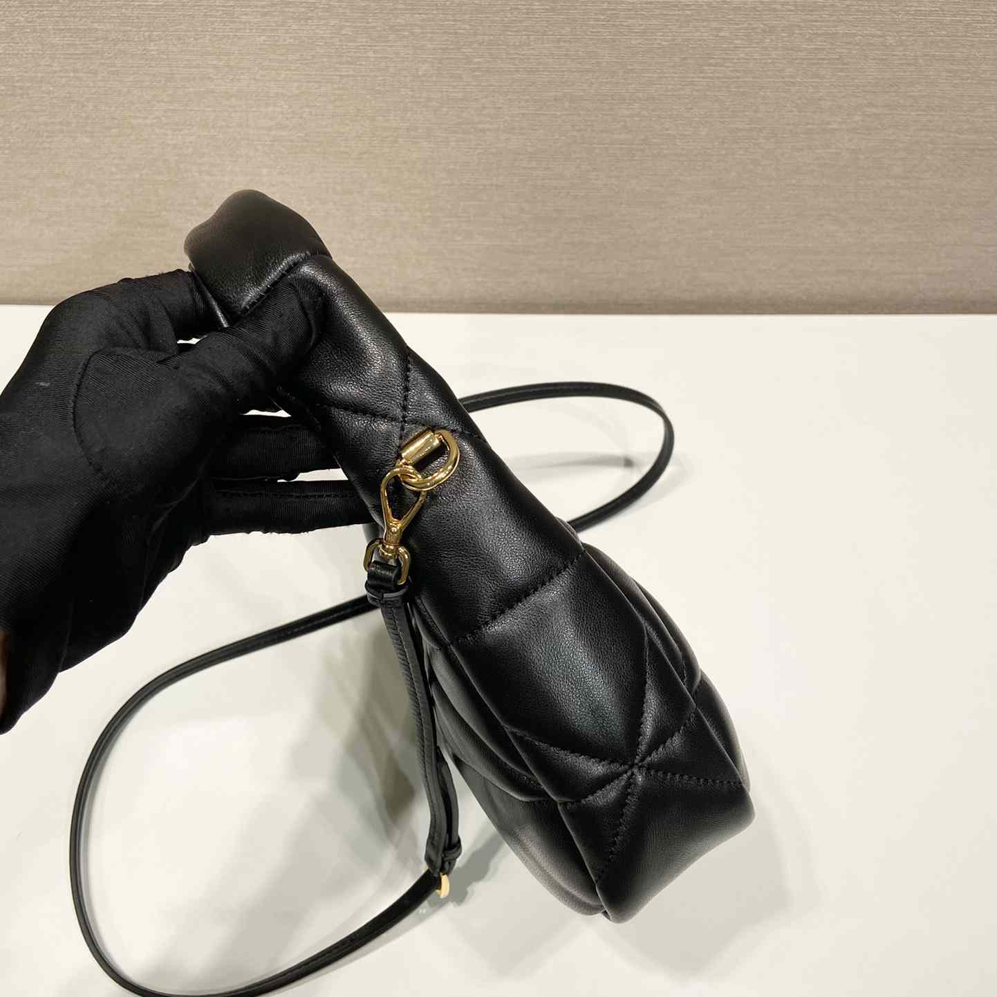 Prada Mini-Tasche aus Nappaleder mit Steppnähten - EUR FASHION