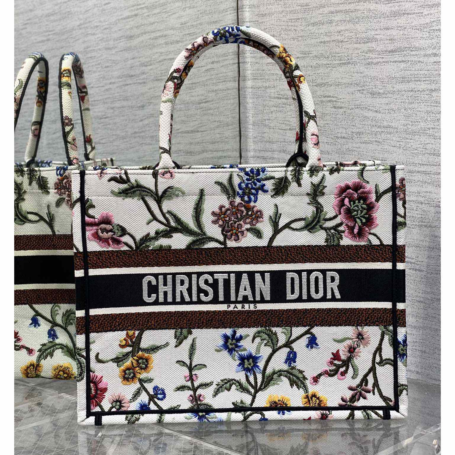 Mittlere Dior-Buchtasche von Dior - EUR FASHION