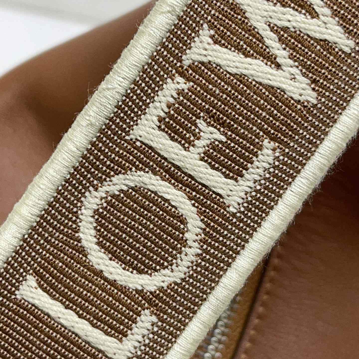Loewe Cubi Umhängetasche aus geschmeidigem, glattem Kalbsleder und Jacquard - EUR FASHION