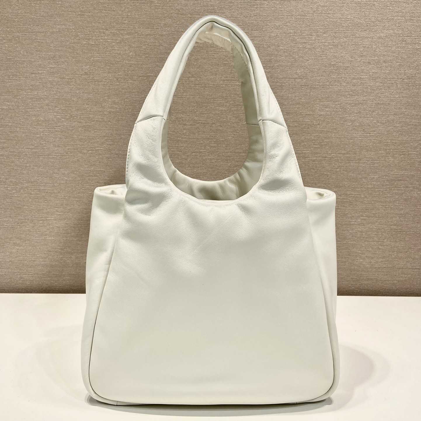 Prada Mittelgroße gepolsterte Prada-Tasche aus weichem Nappaleder - EUR FASHION