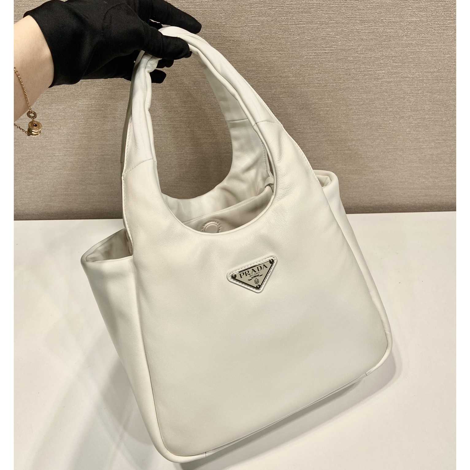Prada Mittelgroße gepolsterte Prada-Tasche aus weichem Nappaleder - EUR FASHION