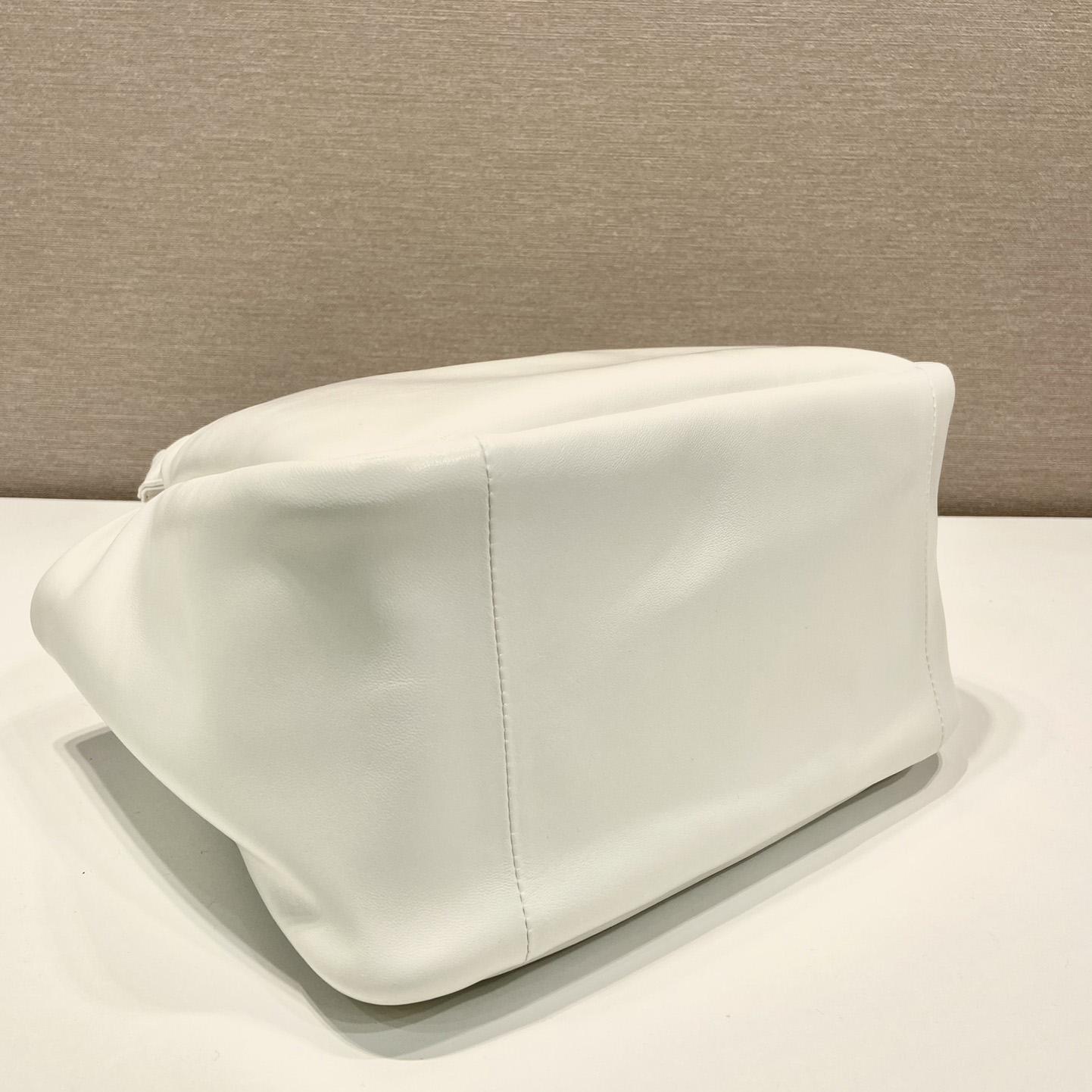 Prada Mittelgroße gepolsterte Prada-Tasche aus weichem Nappaleder - EUR FASHION