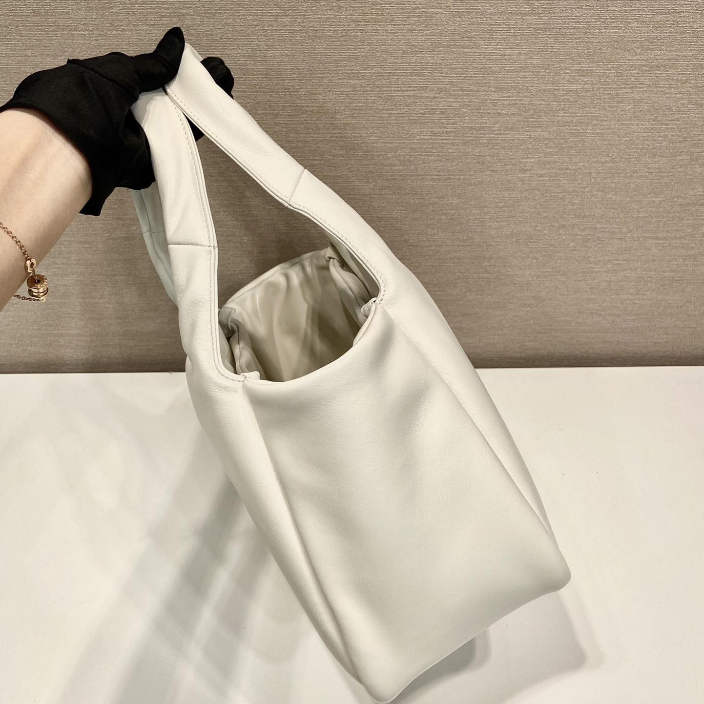 Prada Mittelgroße gepolsterte Prada-Tasche aus weichem Nappaleder - EUR FASHION