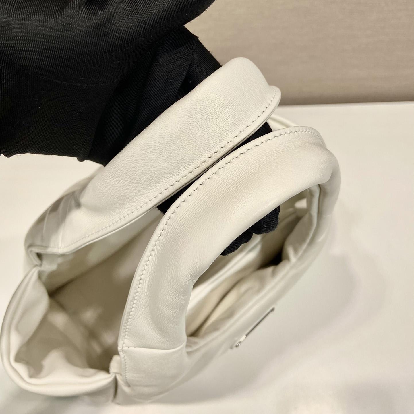Prada Mittelgroße gepolsterte Prada-Tasche aus weichem Nappaleder - EUR FASHION