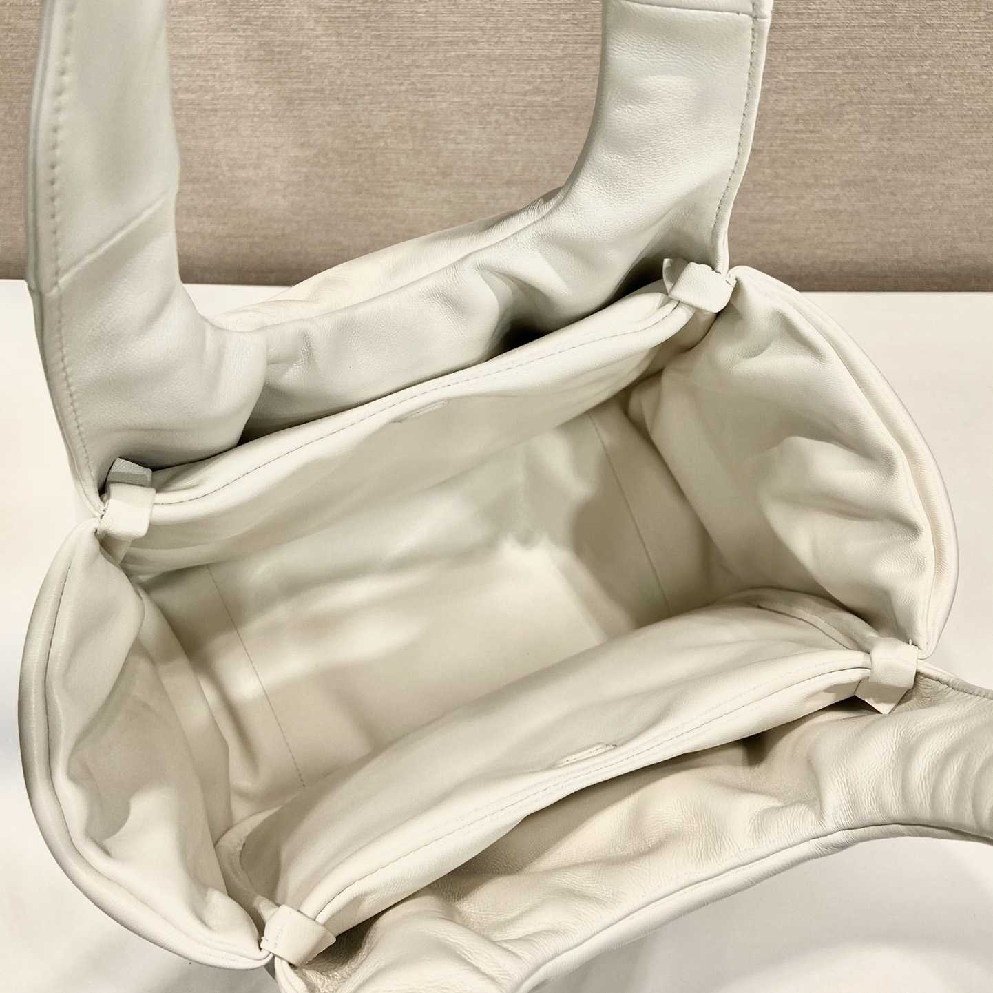 Prada Mittelgroße gepolsterte Prada-Tasche aus weichem Nappaleder - EUR FASHION