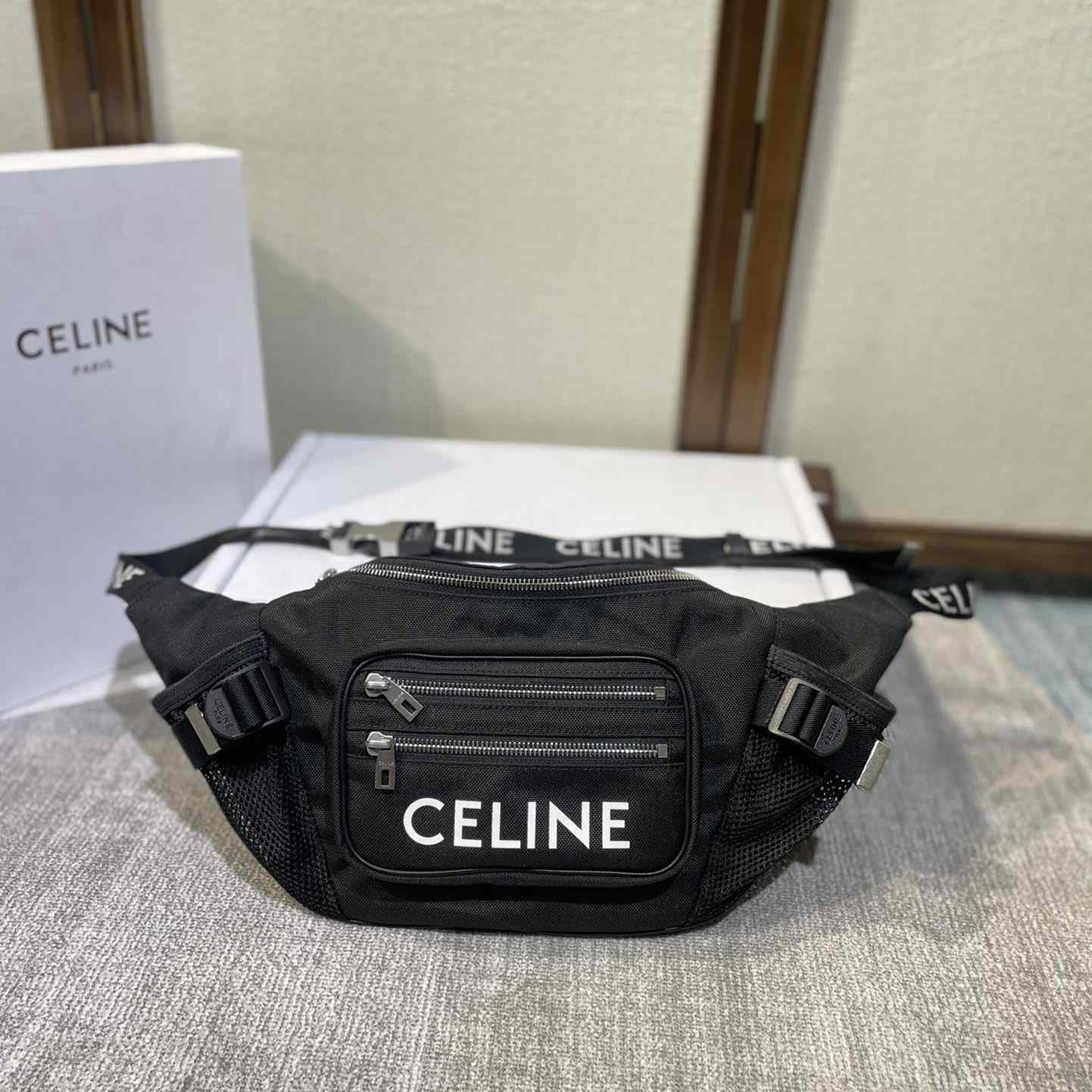 Celine Große Trekking-Gürteltasche mit Reißverschluss aus Nylon mit Celine-Print in Schwarz - EUR FASHION