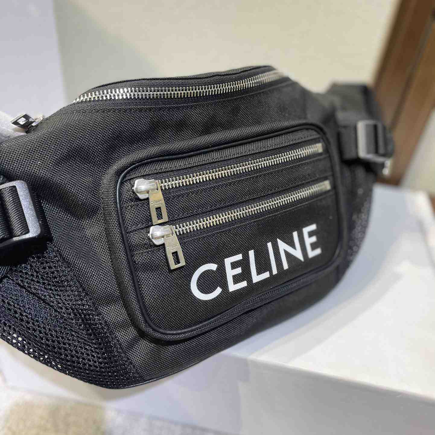 Celine Große Trekking-Gürteltasche mit Reißverschluss aus Nylon mit Celine-Print in Schwarz - EUR FASHION