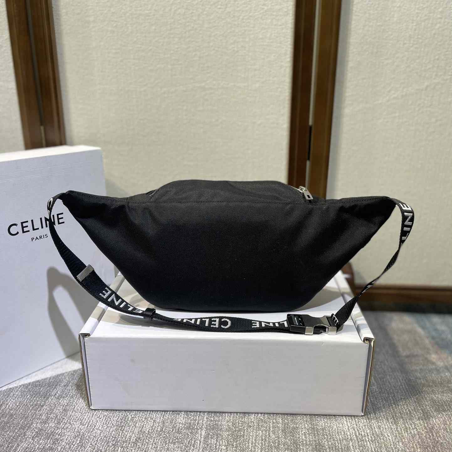 Celine Große Trekking-Gürteltasche mit Reißverschluss aus Nylon mit Celine-Print in Schwarz - EUR FASHION