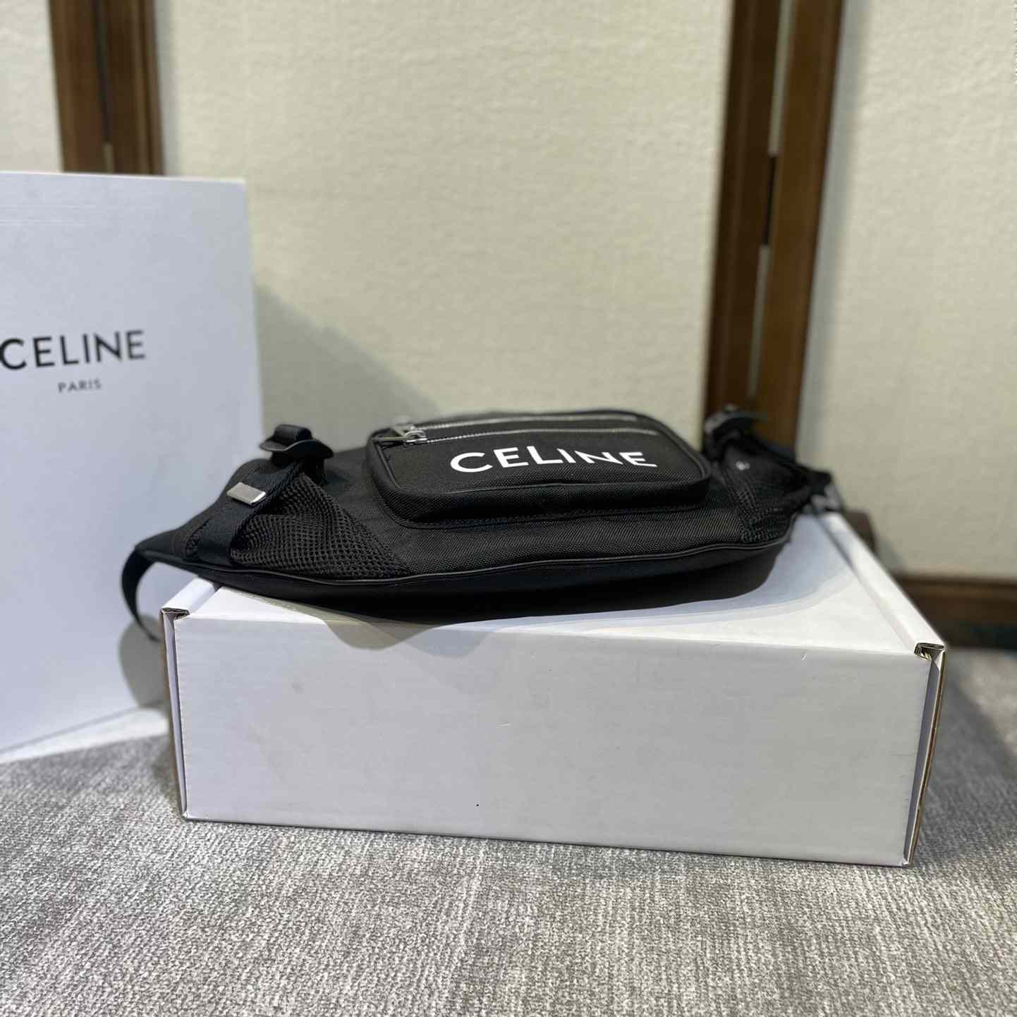 Celine Große Trekking-Gürteltasche mit Reißverschluss aus Nylon mit Celine-Print in Schwarz - EUR FASHION