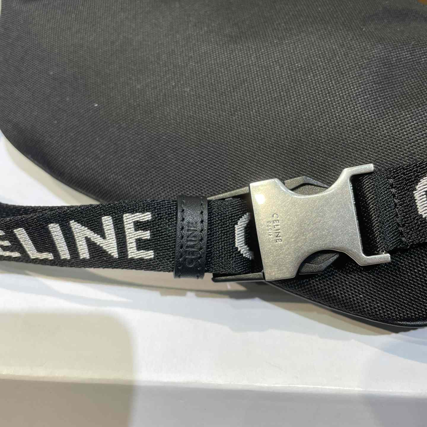 Celine Große Trekking-Gürteltasche mit Reißverschluss aus Nylon mit Celine-Print in Schwarz - EUR FASHION