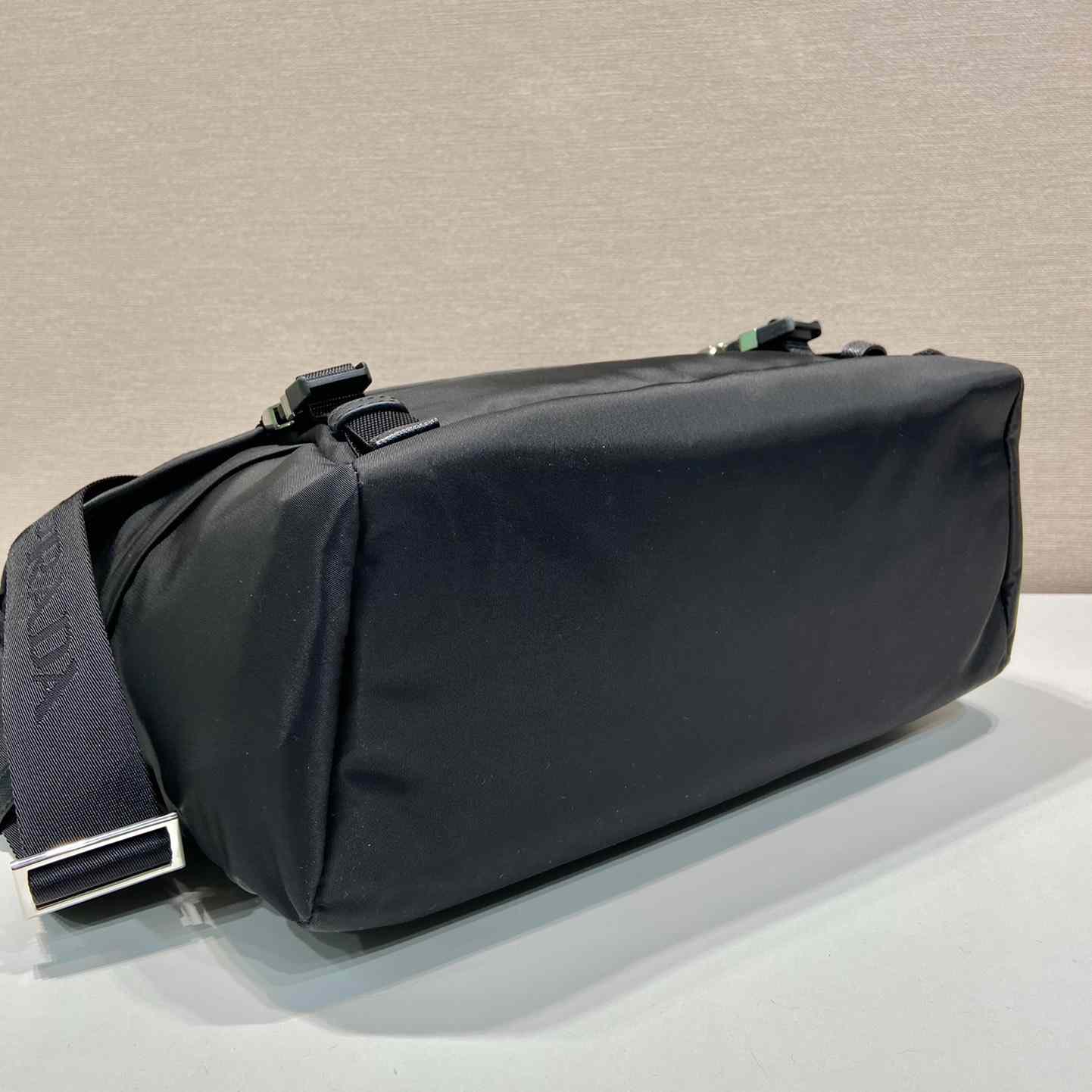 Prada Umhängetasche aus Re-Nylon und Saffiano - EUR FASHION