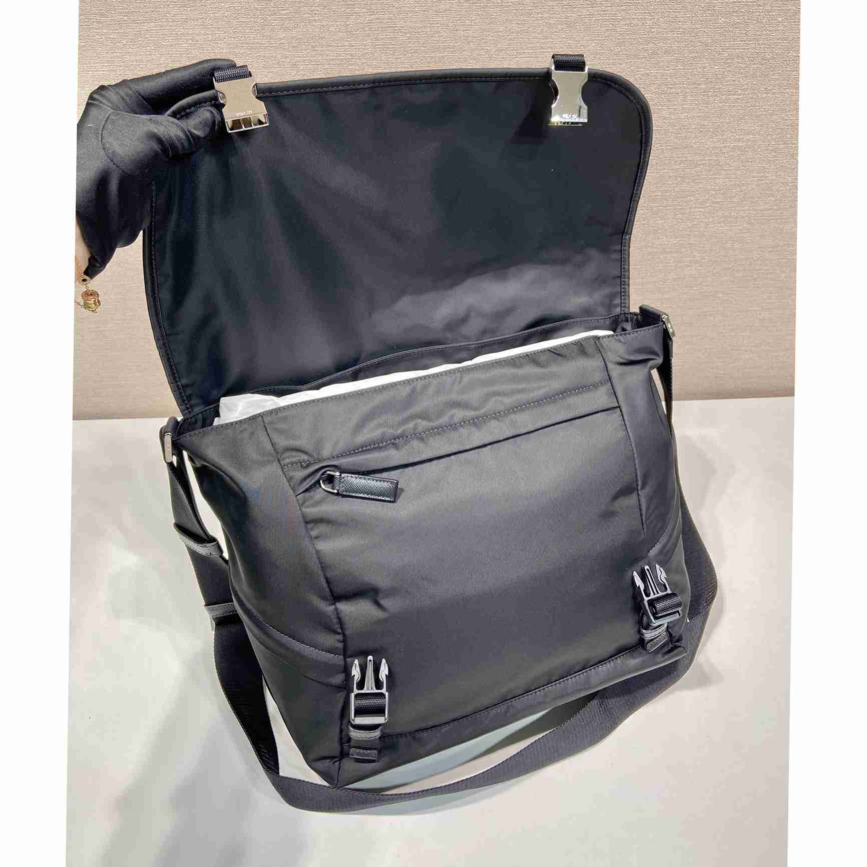 Prada Umhängetasche aus Re-Nylon und Saffiano - EUR FASHION