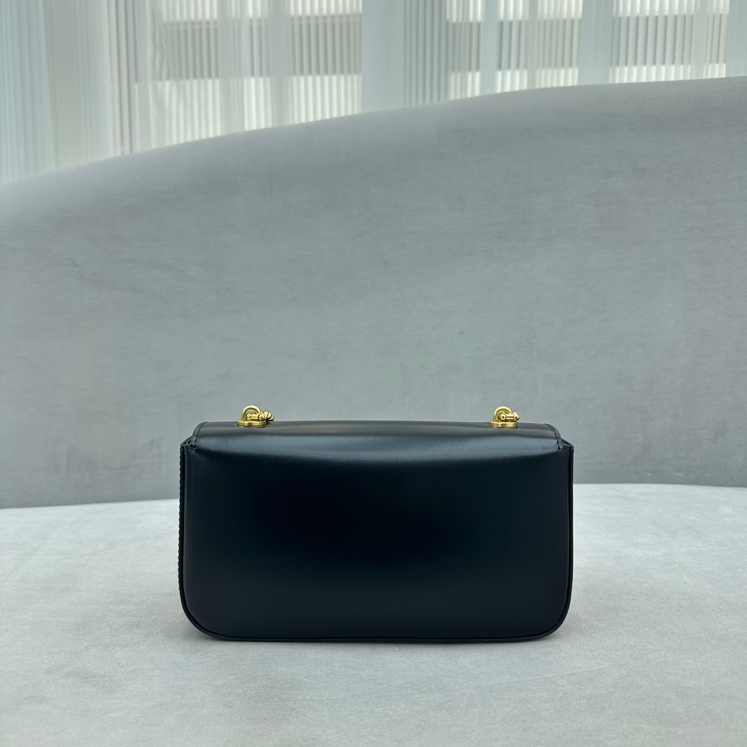 Celine Kettenumhängetasche Triomphe mit Strassverschluss aus glänzendem Kalbsleder - EUR FASHION