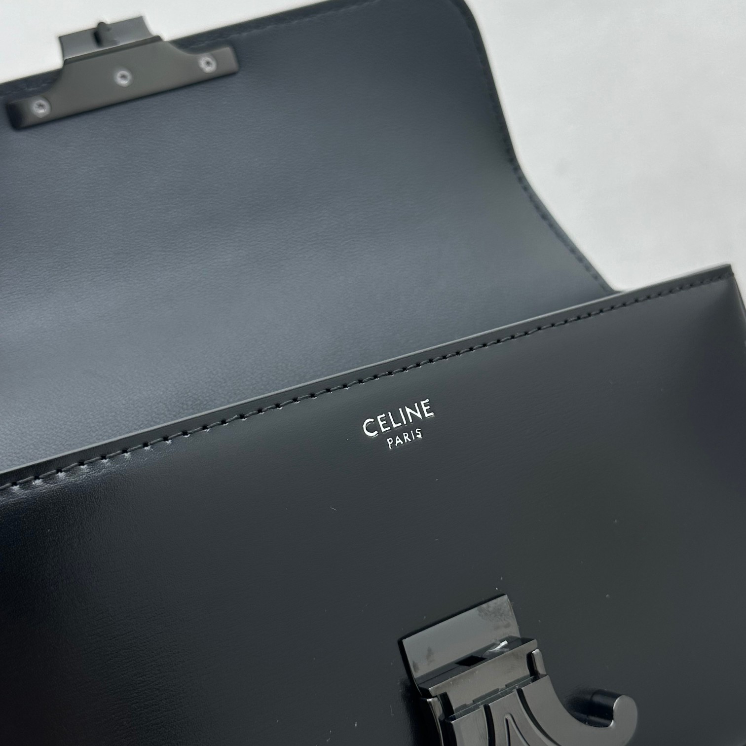 Celine Chain Umhängetasche Triomphe aus glänzendem Kalbsleder - EUR FASHION