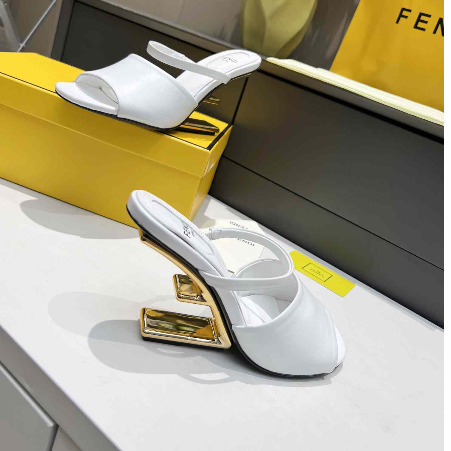 Fendi First Weiße Leder-Sandalen mit hohen Absätzen - EUR FASHION