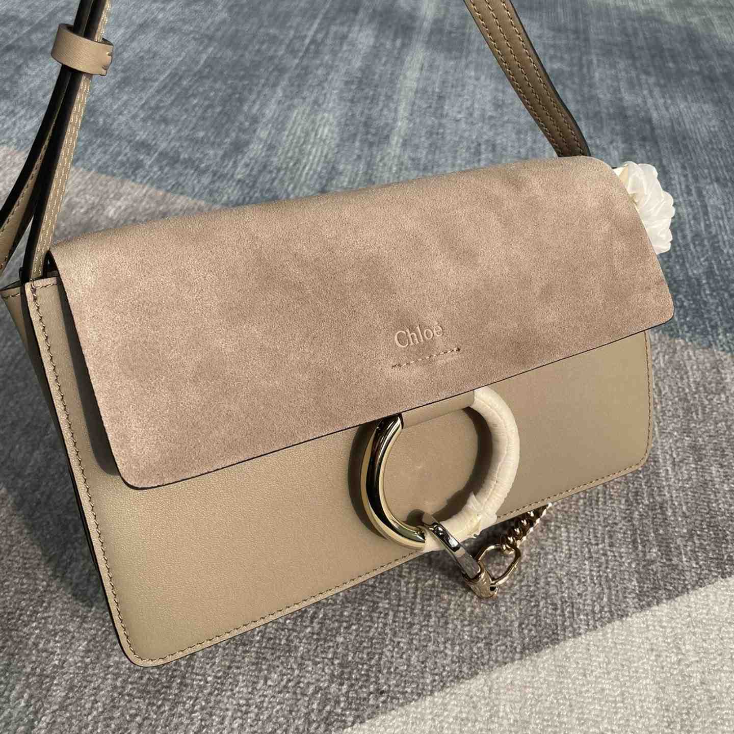Chloe Faye Geldbörse mit Riemen (24–15–7 cm) - EUR FASHION