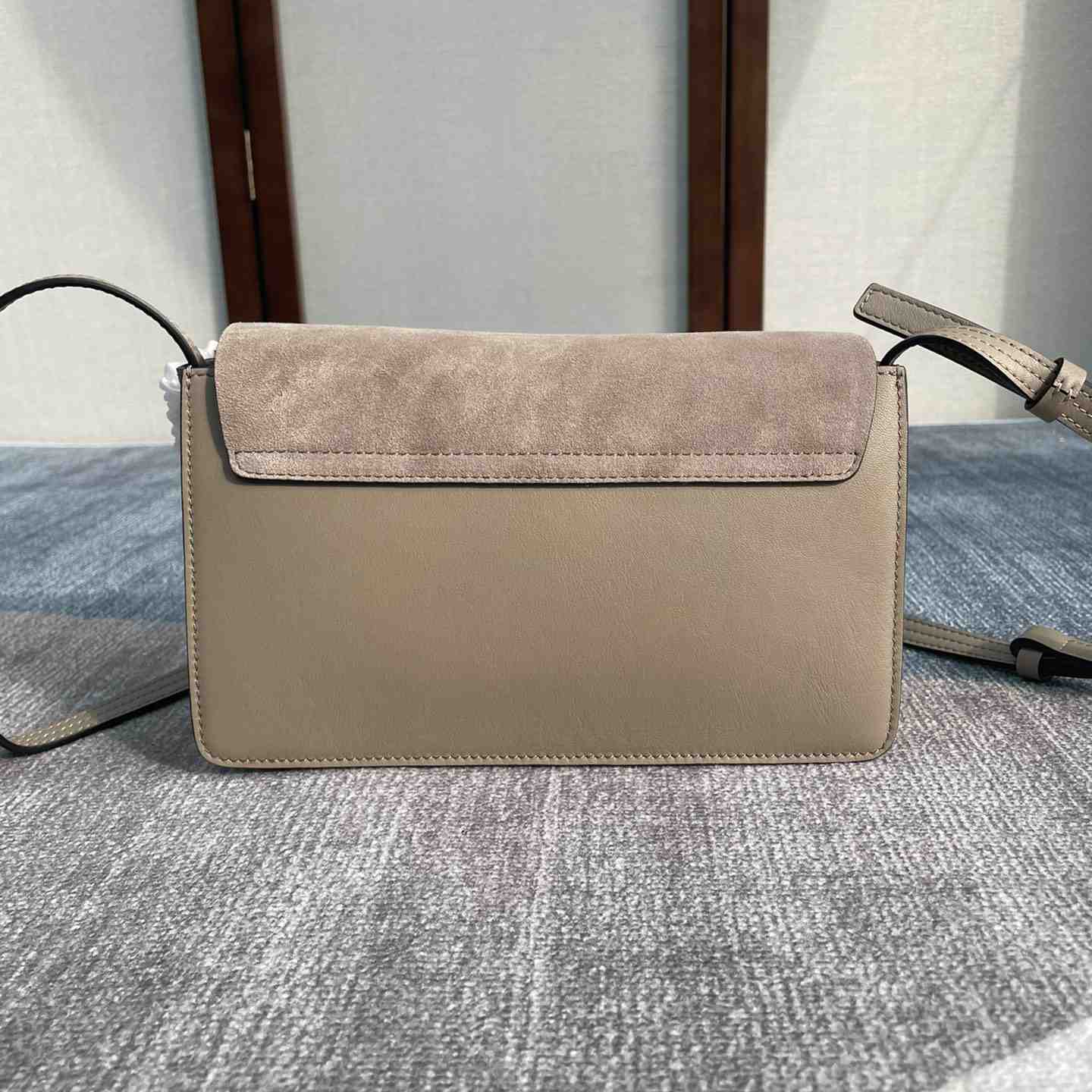 Chloe Faye Geldbörse mit Riemen (24–15–7 cm) - EUR FASHION