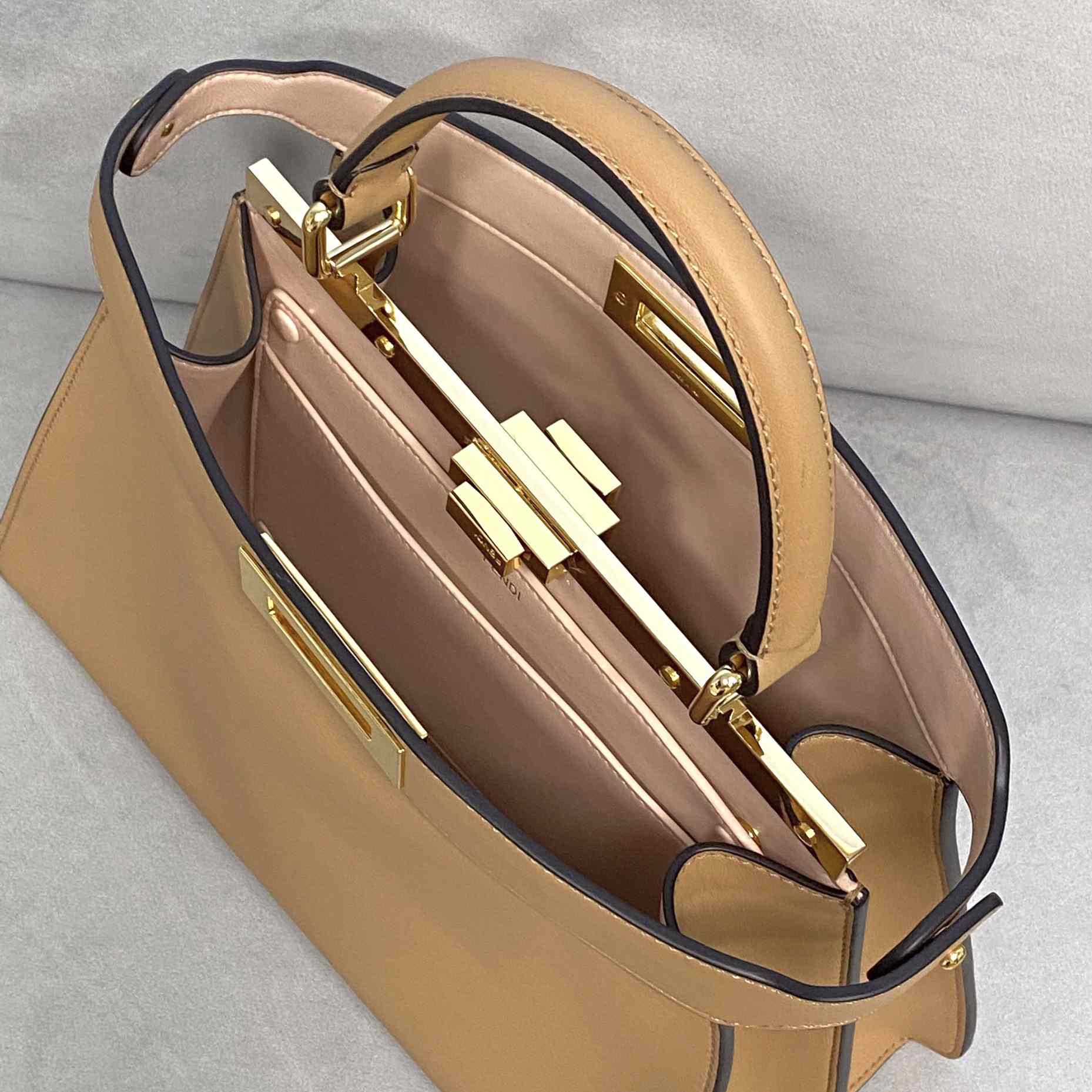 Fendi Peekaboo Iseeu Mittelgroße beige Ledertasche - EUR FASHION