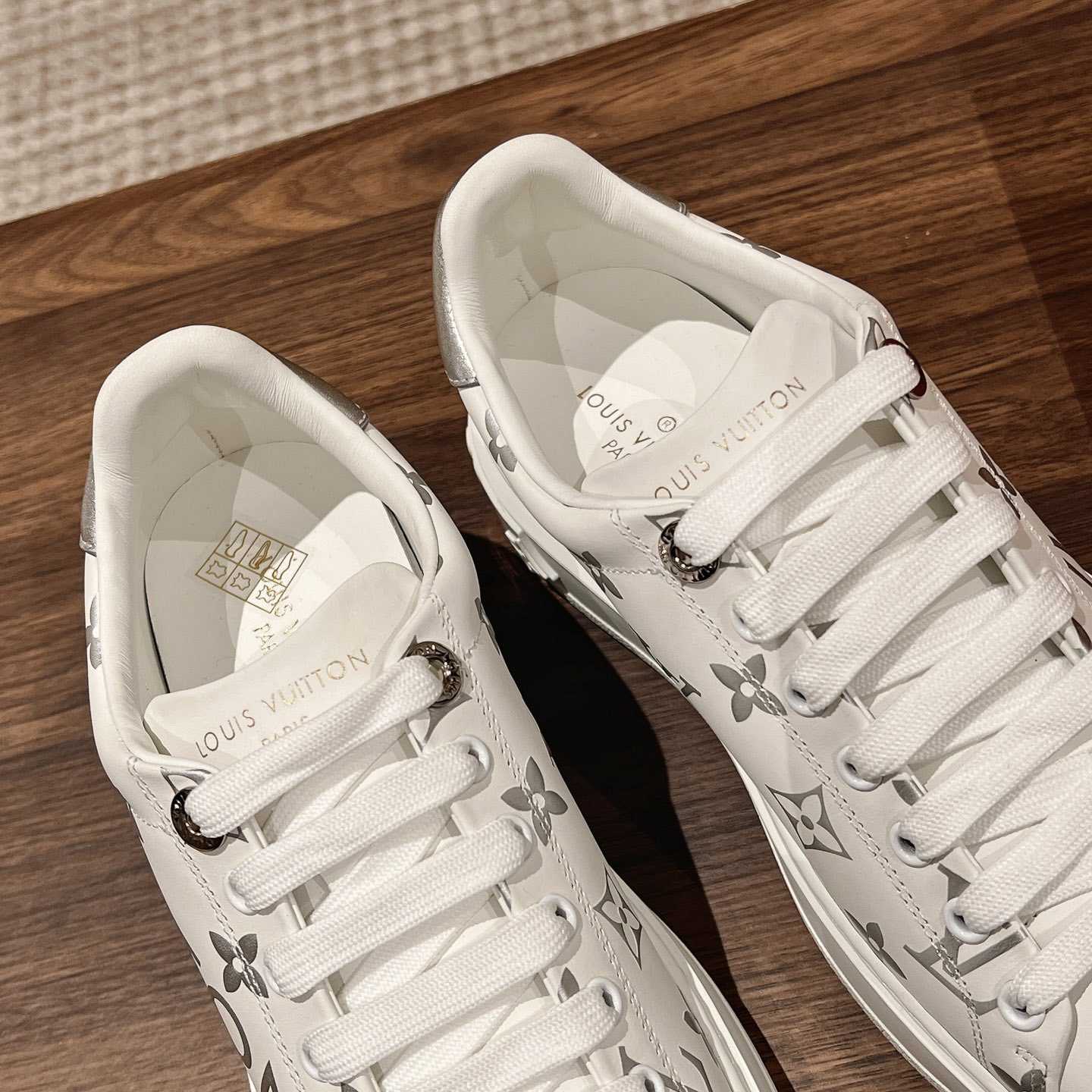 Louis Vuitton Time Out Sneaker (in britischer Größe) 1AAVV2 - EUR FASHION