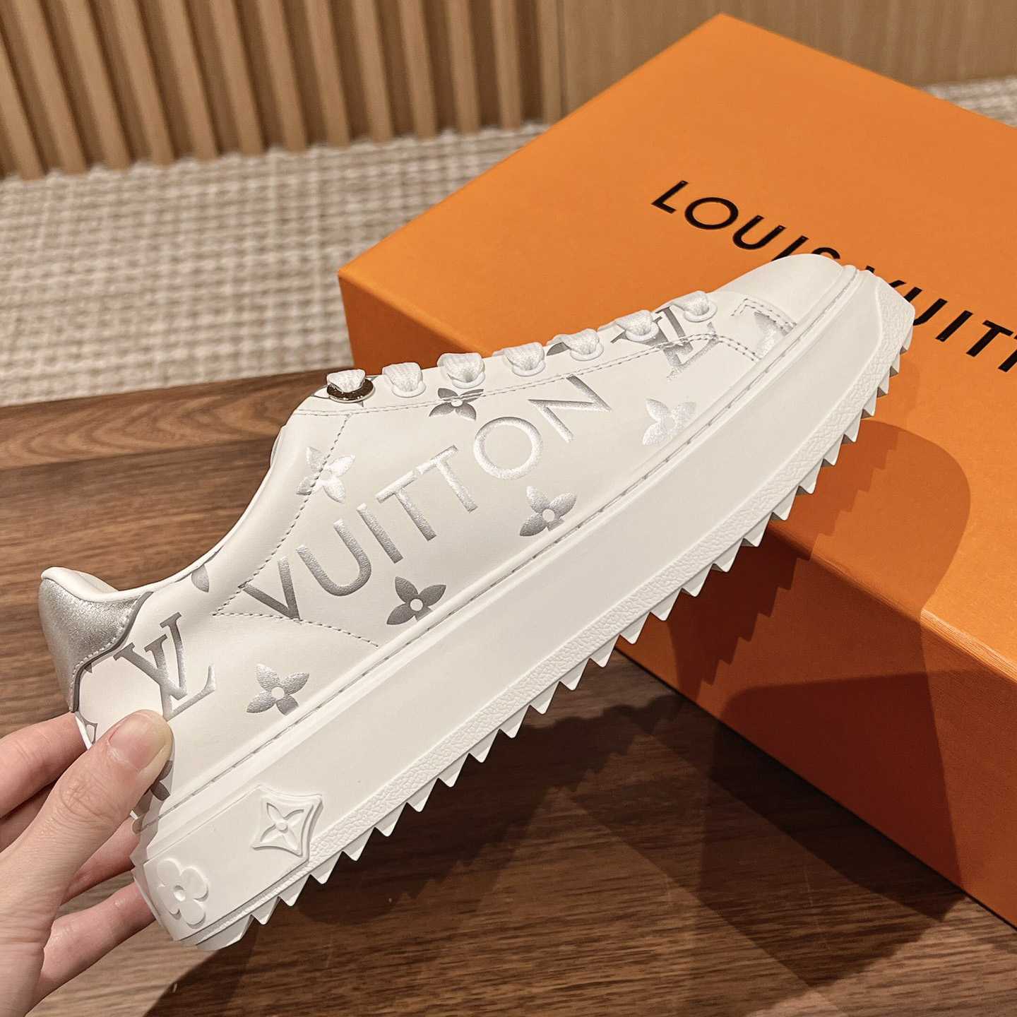 Louis Vuitton Time Out Sneaker (in britischer Größe) 1AAVV2 - EUR FASHION
