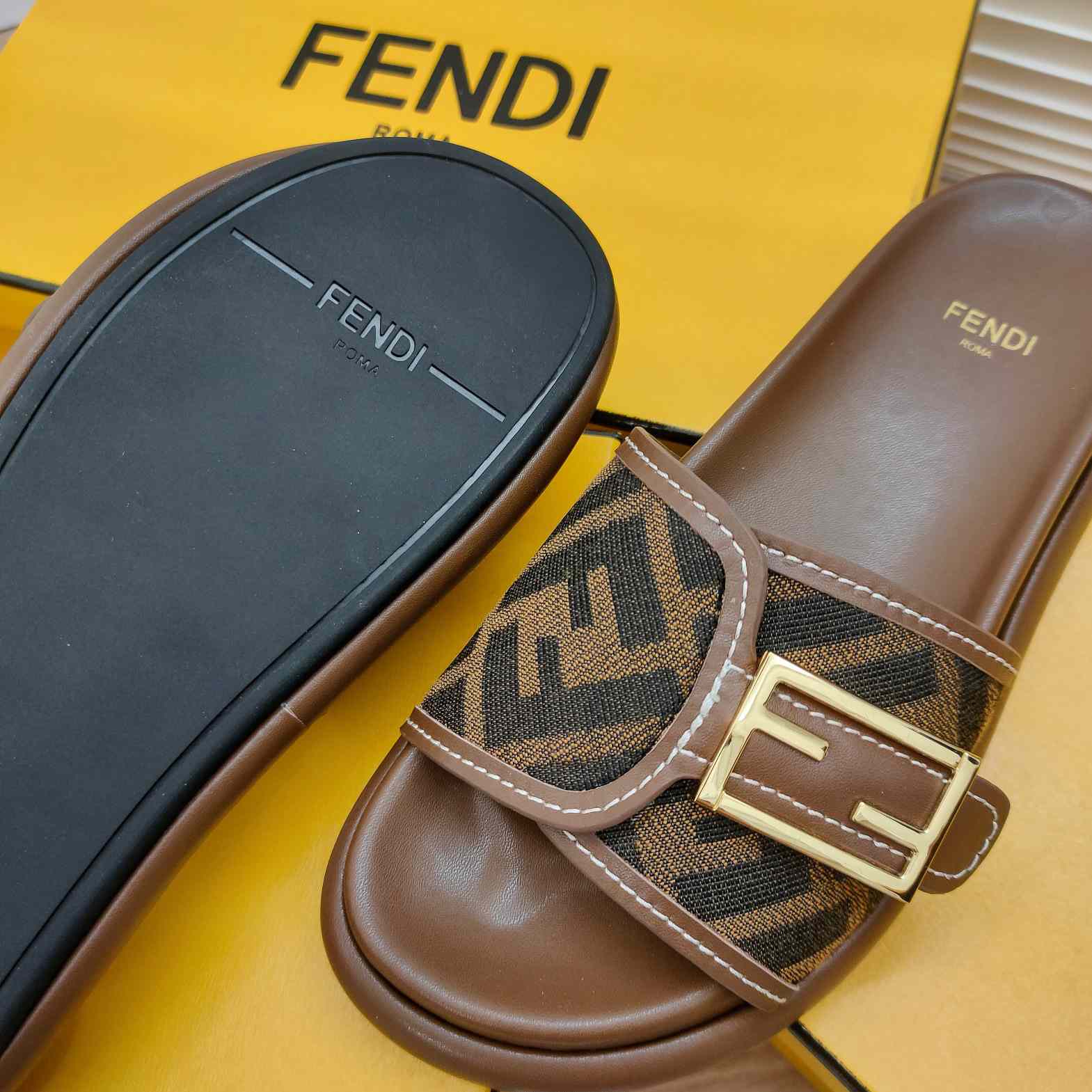 Fendi Feel Brown Stoff-Slides - EUR FASHION