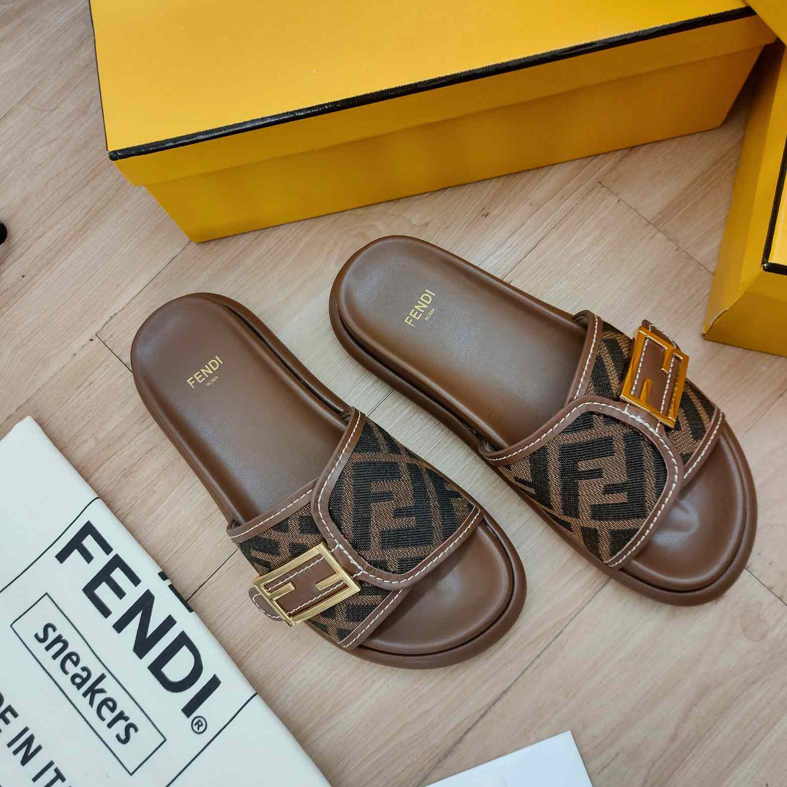 Fendi Feel Brown Stoff-Slides - EUR FASHION