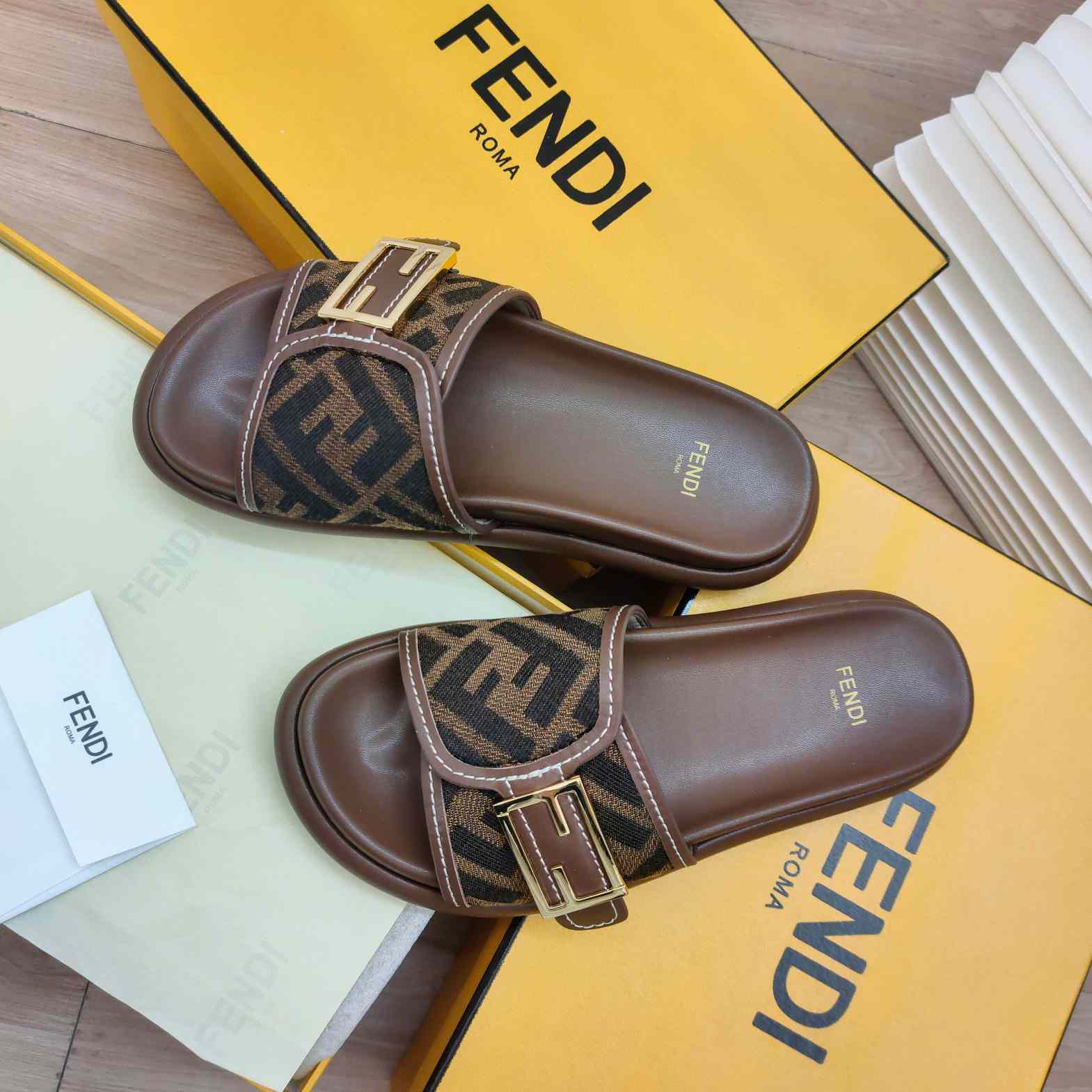 Fendi Feel Brown Stoff-Slides - EUR FASHION